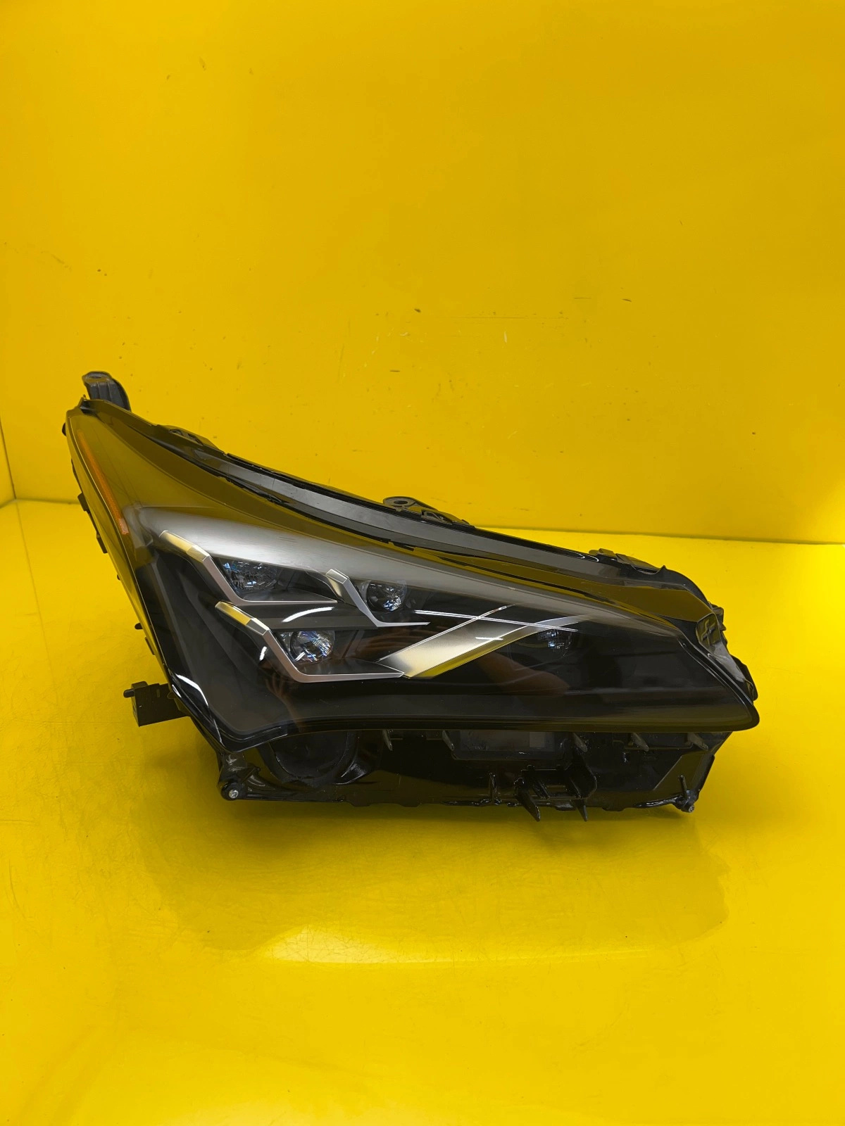 Phare droit Lexus NX NX300H Lift 2018- Led Autolamps Phare droit Lexus NX NX300H Lift 2018- Led