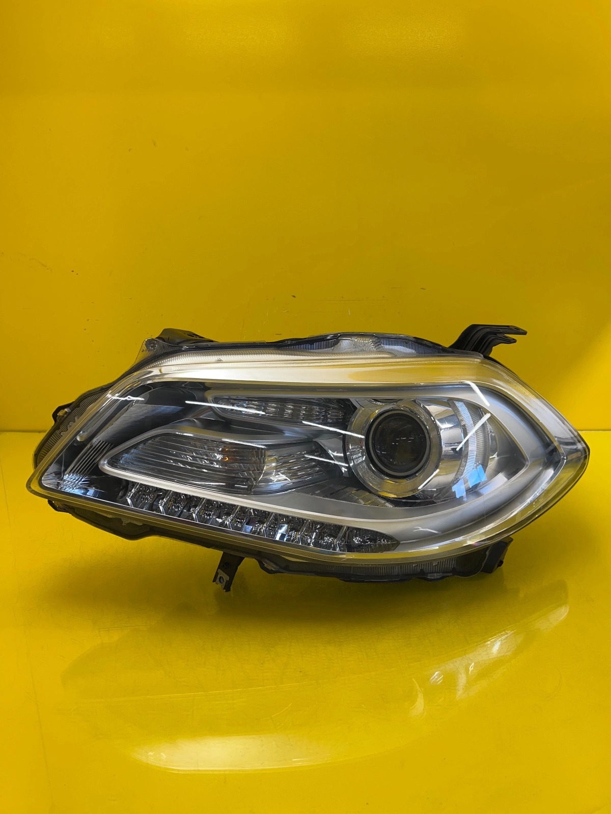 Phare avant gauche Suzuki SX4 S-Cross Xenon Led 13-16 Autolamps Phare avant gauche Suzuki SX4 S-Cross Xenon Led 13-16