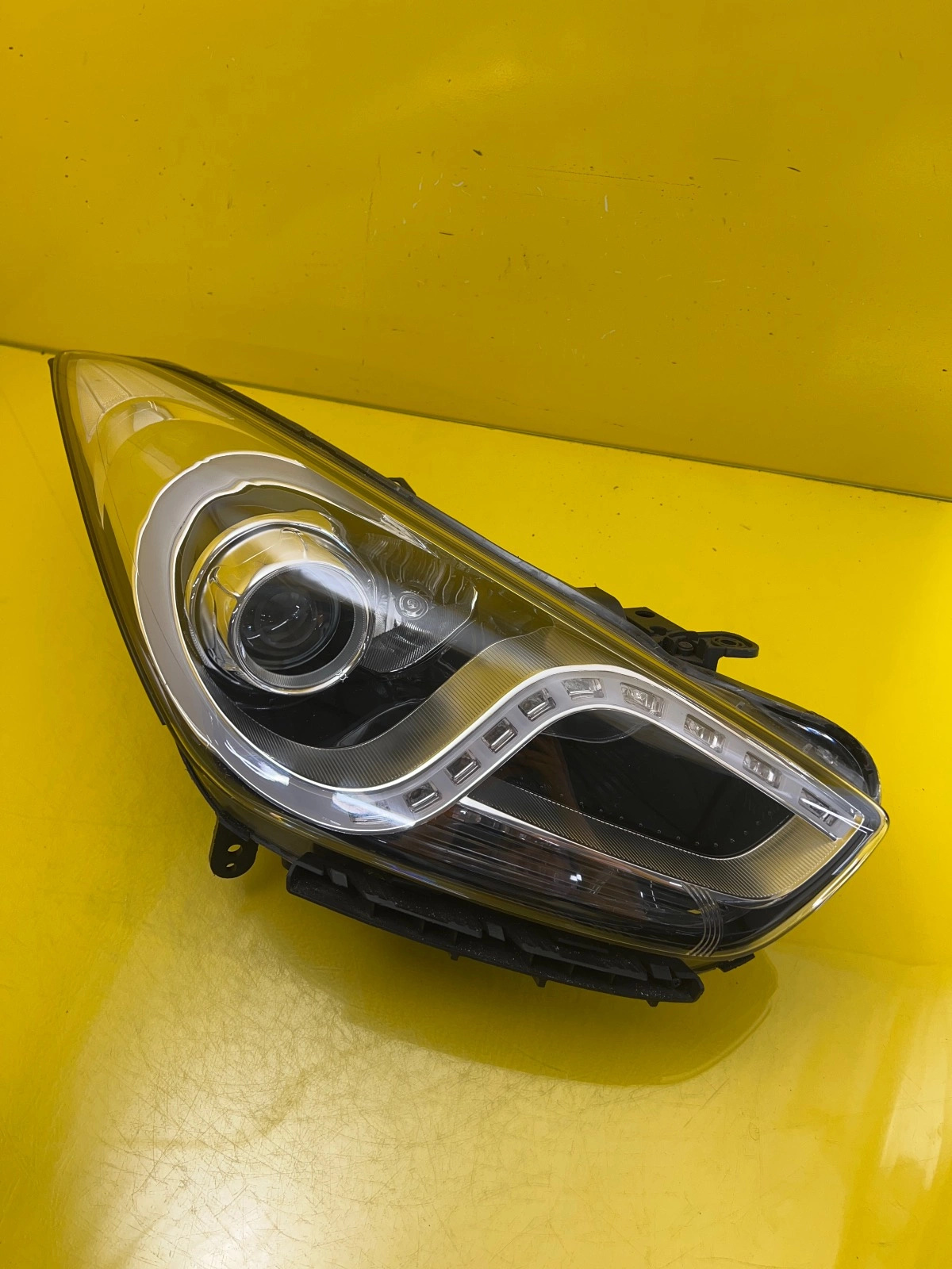 Phare avant droit Hyundai I40 Xenon Led 92102-3Z330 Autolamps Phare avant droit Hyundai I40 Xenon Led 92102-3Z330