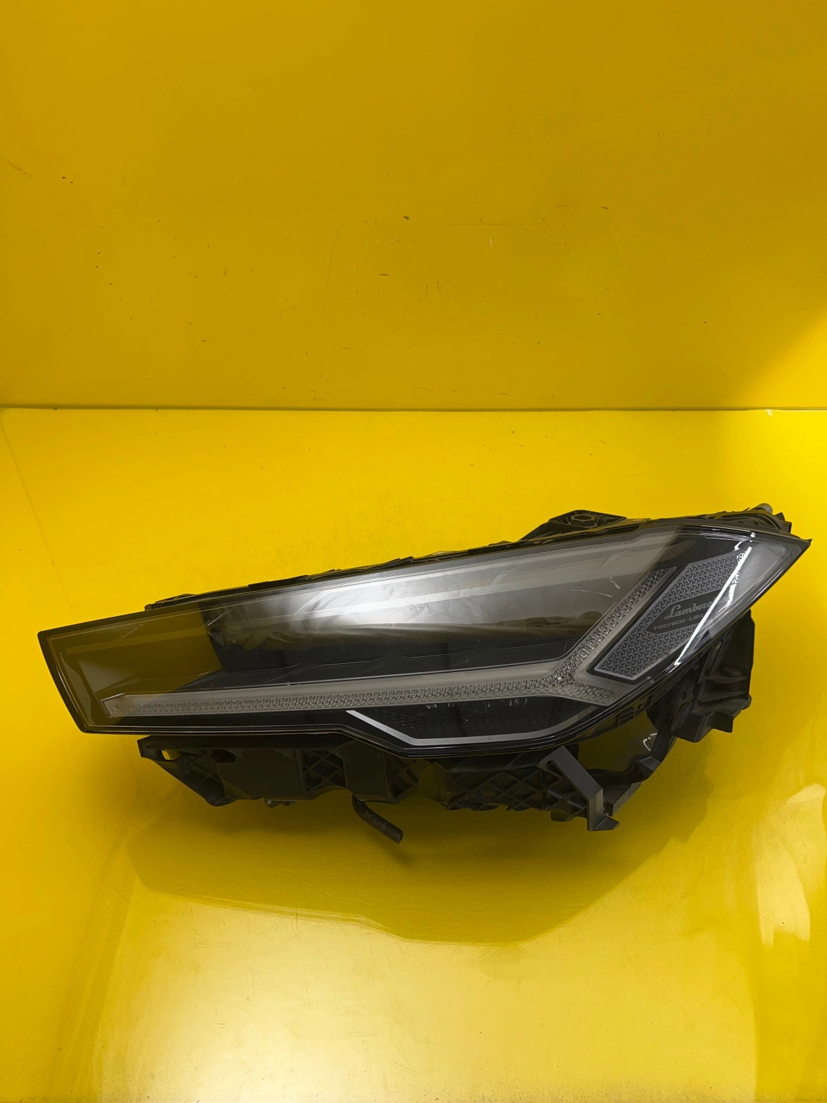 Phare gauche Lamborghini Urus Full Led Matrix 4ML941035C Autolamps Phare gauche Lamborghini Urus Full Led Matrix 4ML941035C