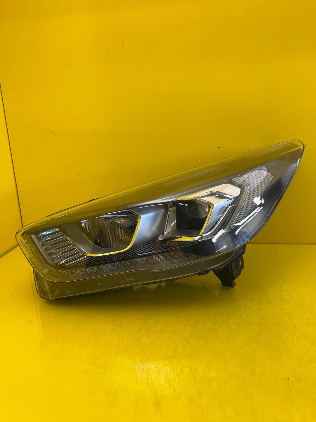 Phare gauche Ford Kuga MK2 Lift ST-LINE Noir GV41-13W030-FD Autolamps Phare gauche Ford Kuga MK2 Lift ST-LINE Noir GV41-13W030-FD