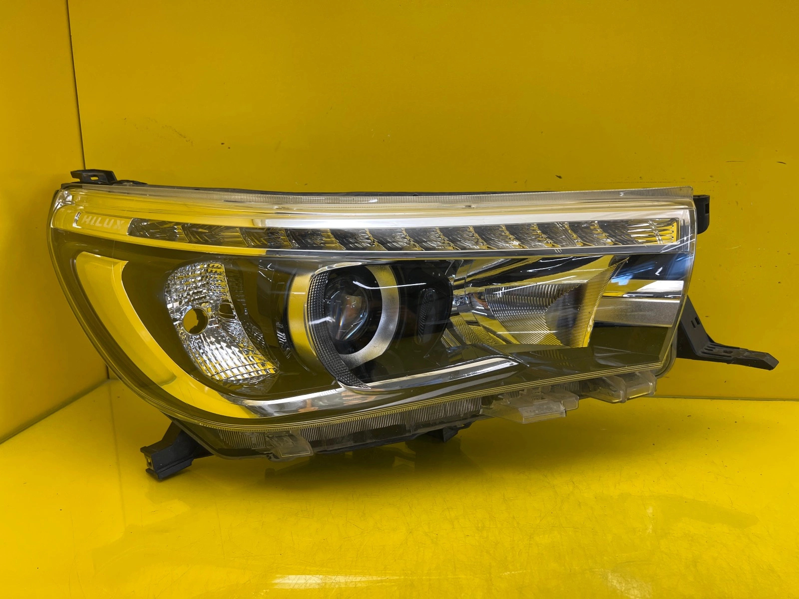 Phare droit Toyota Hilux Full Led 16-21 Autolamps Phare droit Toyota Hilux Full Led 16-21