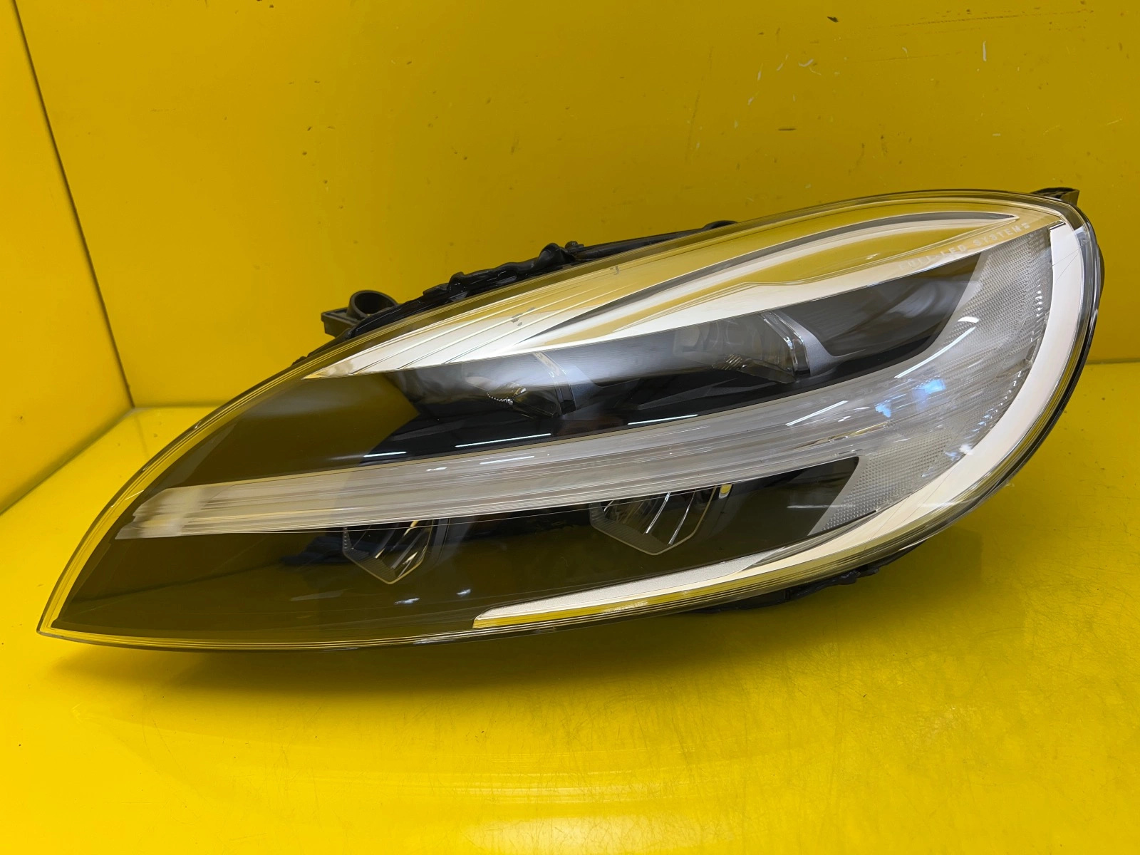 Phare gauche Volvo V40 XC40 Mid Led 16-19 32228483 Autolamps Phare gauche Volvo V40 XC40 Mid Led 16-19 32228483