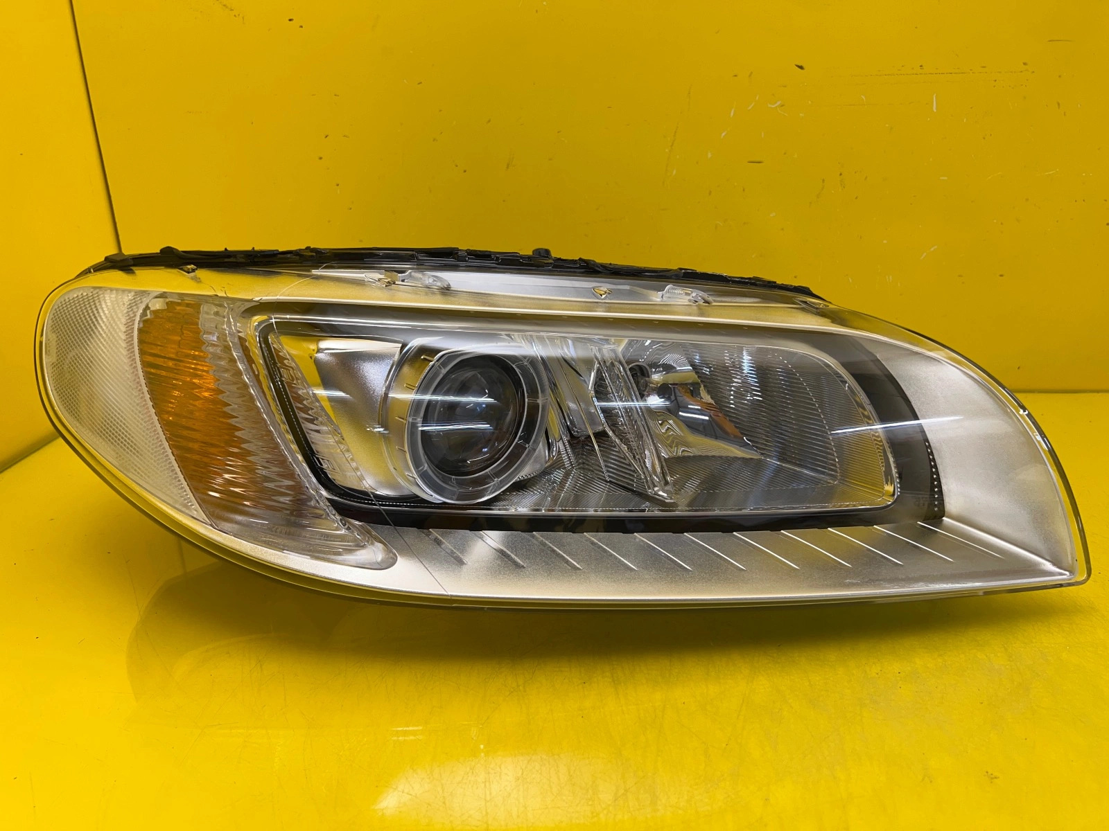 Phare droit Volvo XC70 V70 S80 Lift Xenon Torsion 13-16 31420014 Autolamps Phare droit Volvo XC70 V70 S80 Lift Xenon Torsion 13-16 31420014