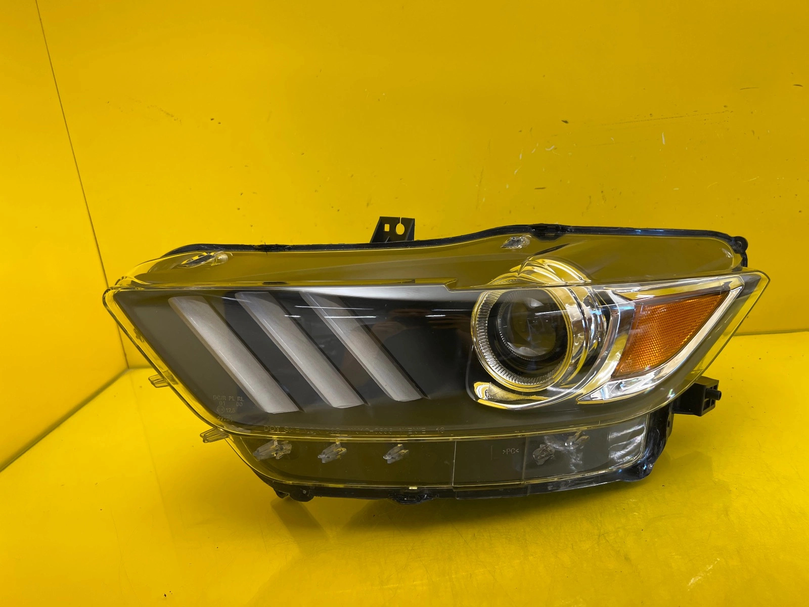 Phare avant gauche Ford Mustang VI 15-17 Xenon USA Autolamps Phare avant gauche Ford Mustang VI 15-17 Xenon USA