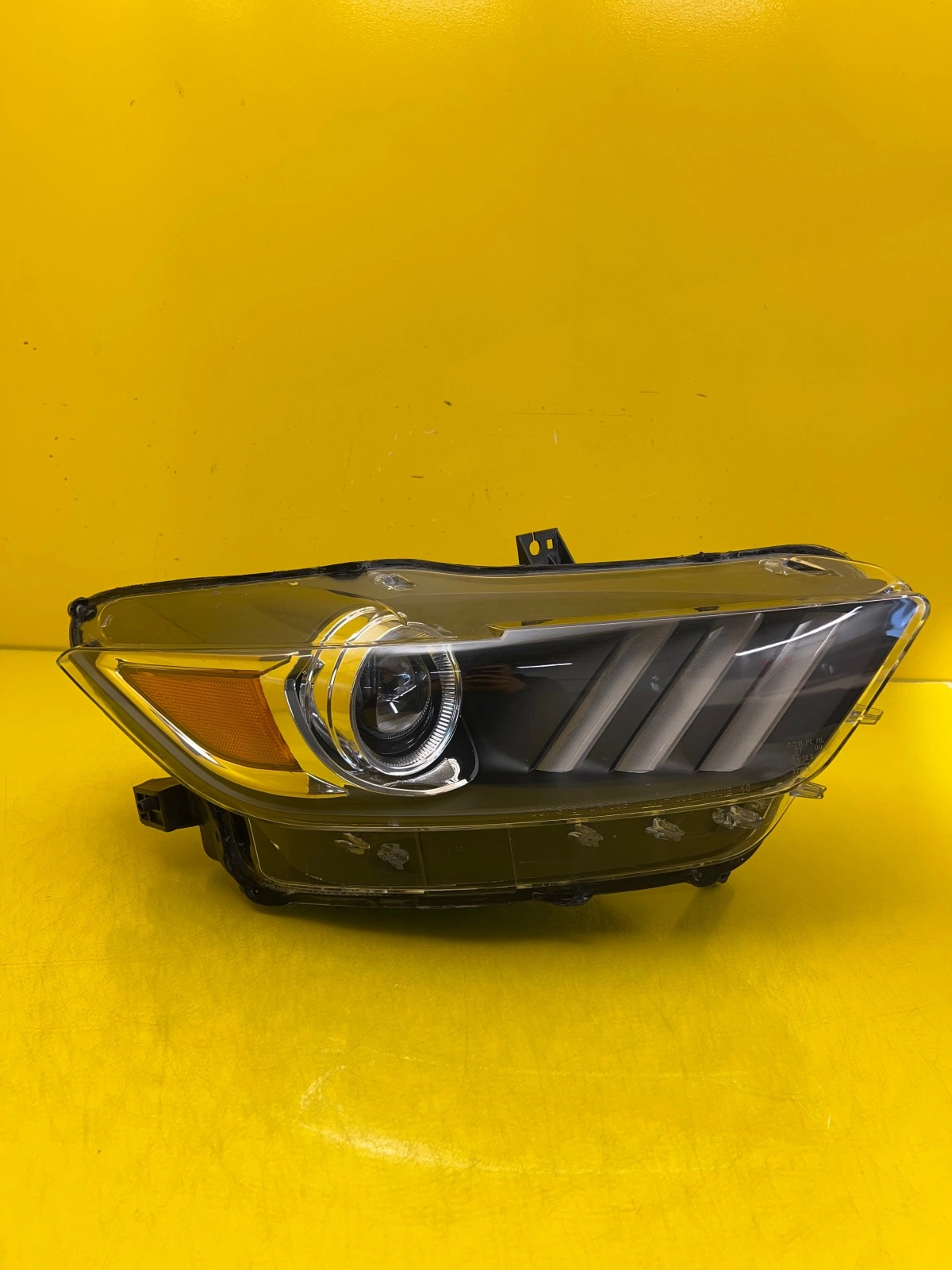 Phare avant droit Ford Mustang VI 15-17 Xenon USA Autolamps Phare avant droit Ford Mustang VI 15-17 Xenon USA