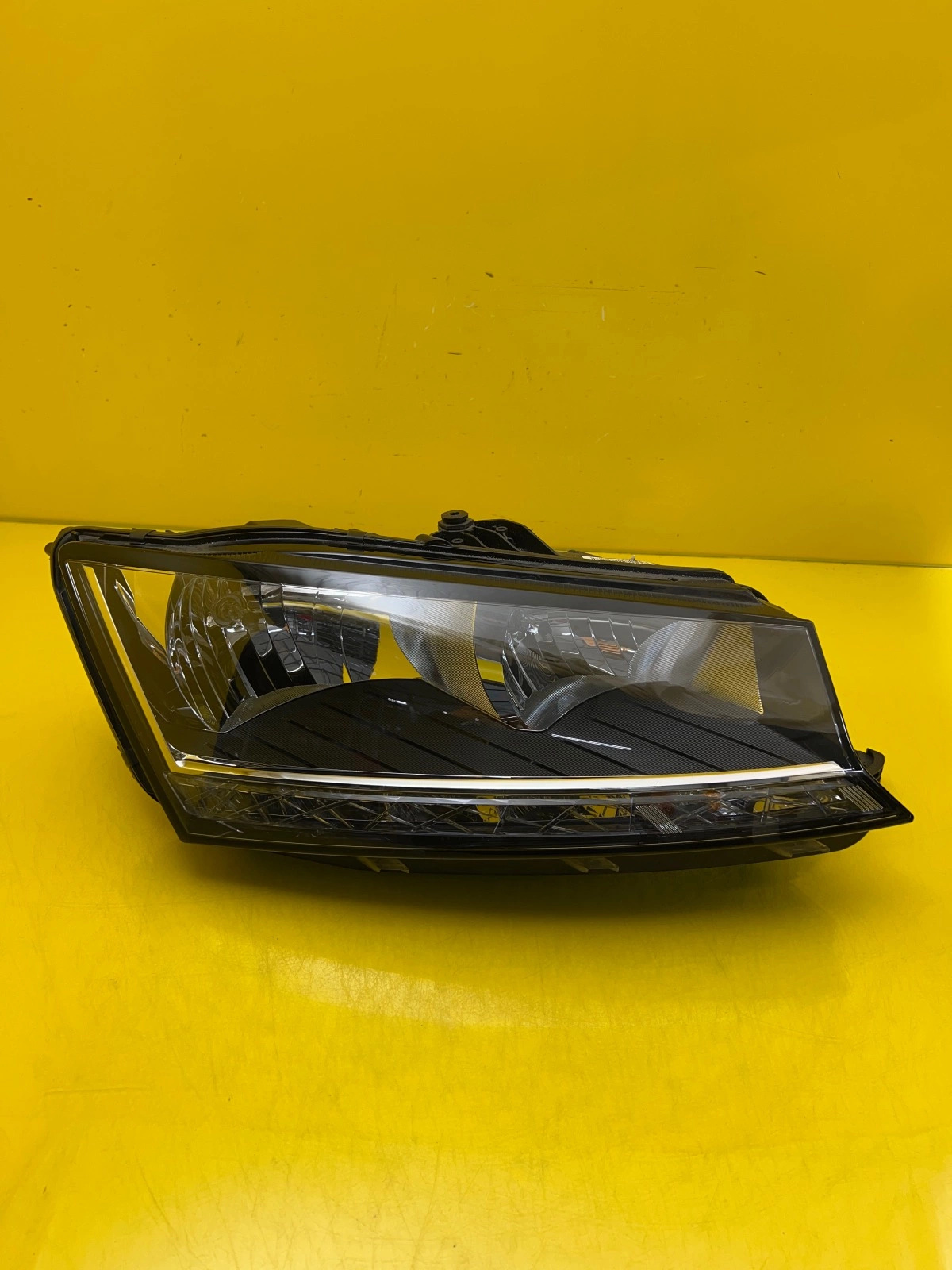 Phare droit Skoda Fabia III 3 Lift 18-21 Regular Led 6V1941016D Autolamps Phare droit Skoda Fabia III 3 Lift 18-21 Regular Led 6V1941016D