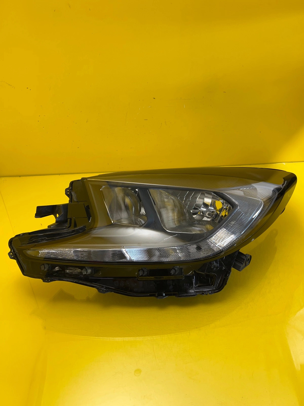 Phare gauche Toyota Aygo X Led Regular 22- Autolamps Phare gauche Toyota Aygo X Led Regular 22-