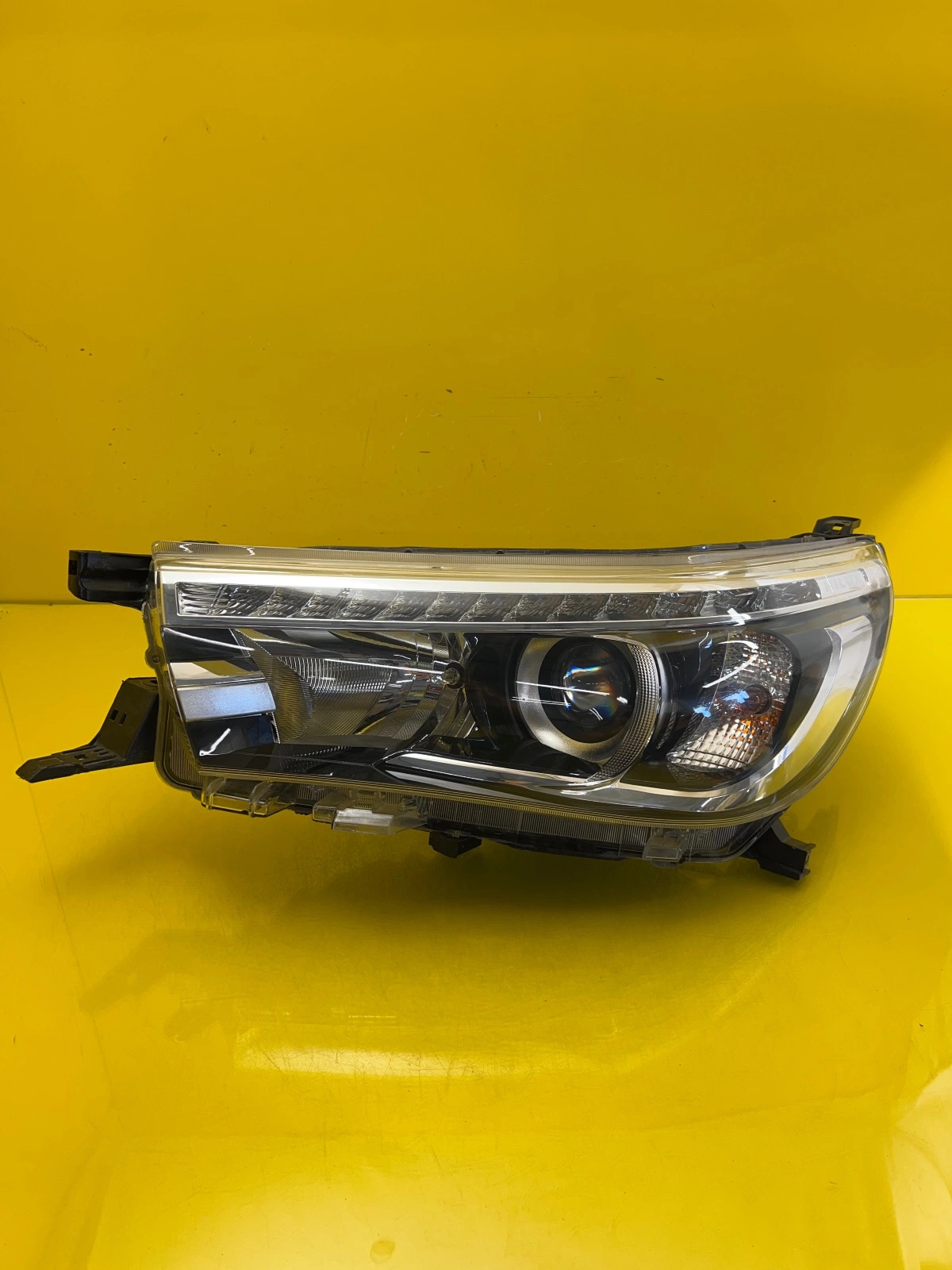 Phare gauche Toyota Hilux Full Led 16-21 Autolamps Phare gauche Toyota Hilux Full Led 16-21