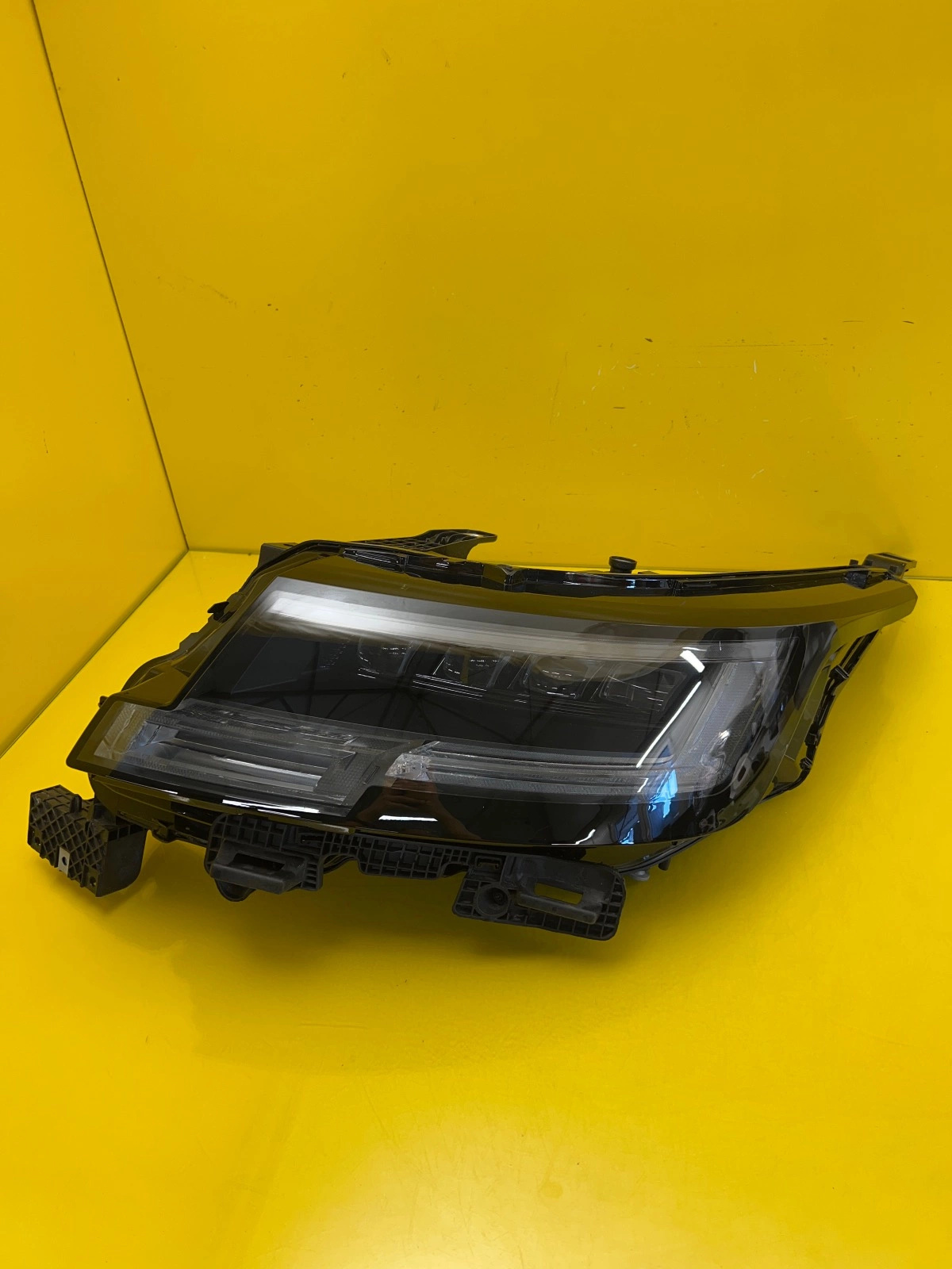 Range Rover Vogue L460 Full Led Headlight Left M8E2-13W030-DC Autolamps Range Rover Vogue L460 Full Led Headlight Left M8E2-13W030-DC