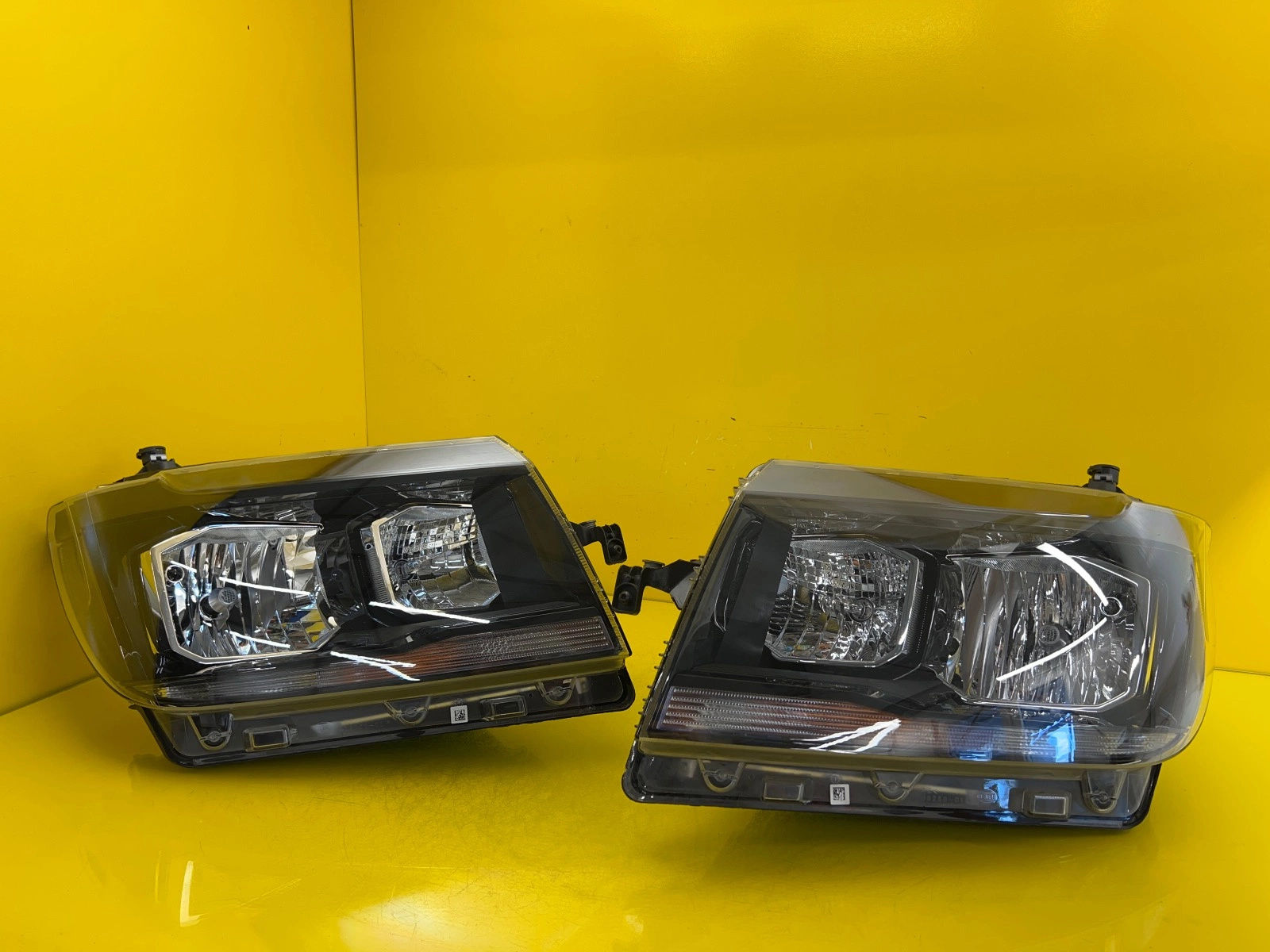 Phare gauche droit avant VW Crafter II 7C1 7C1941005A 7C1941006A Autolamps Phare gauche droit avant VW Crafter II 7C1 7C1941005A 7C1941006A