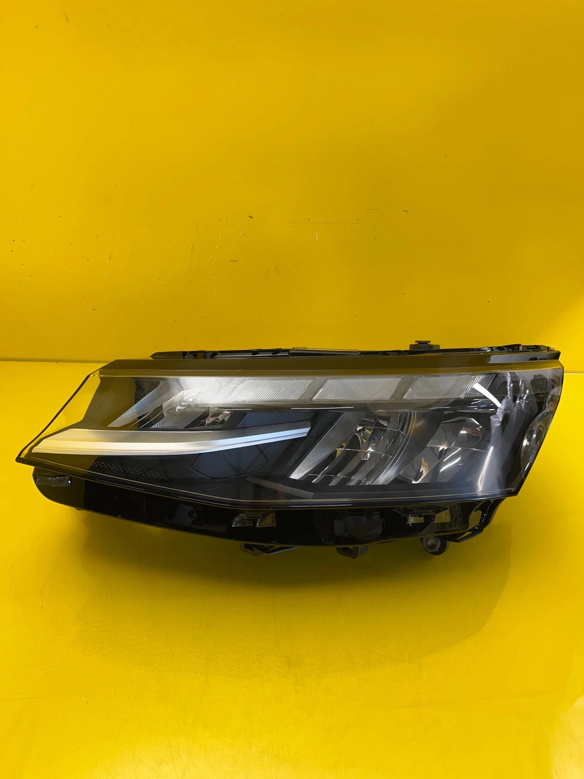 Phare gauche VW T7 Transporter Full Led 7T1941035A Autolamps Phare gauche VW T7 Transporter Full Led 7T1941035A