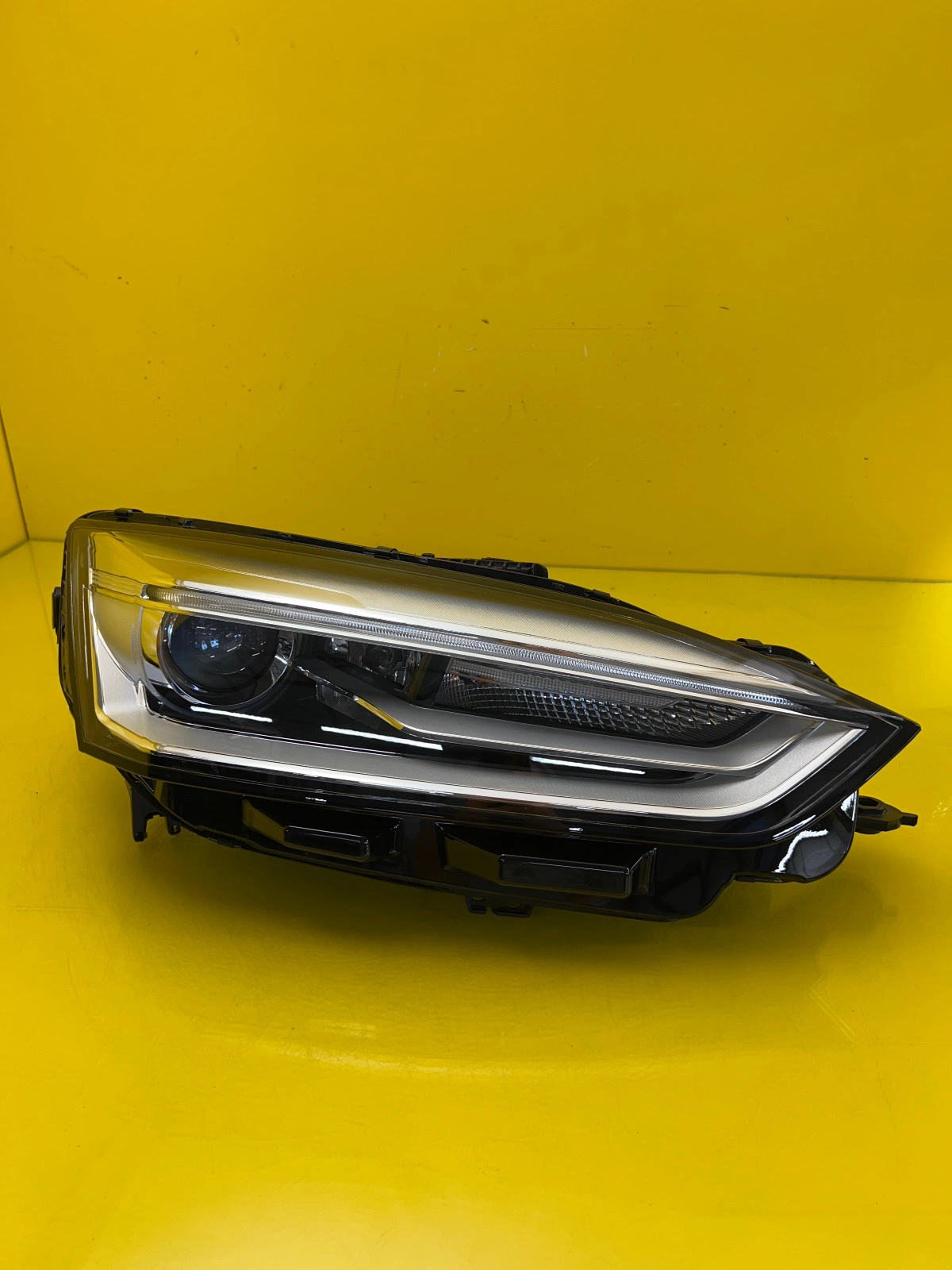 Phare droit Audi A5 8W6 Bi-Xenon 16-20 8W6941006C Autolamps Phare droit Audi A5 8W6 Bi-Xenon 16-20 8W6941006C