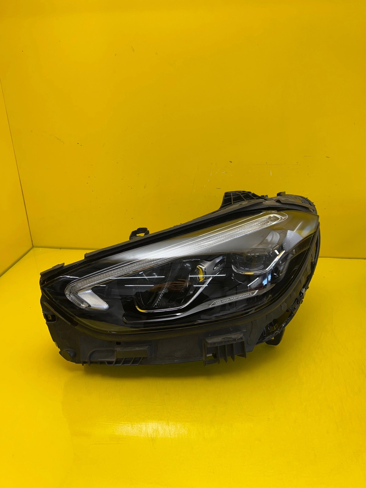 Phare gauche Mercedes W206 Led A2069068104 Autolamps Phare gauche Mercedes W206 Led A2069068104