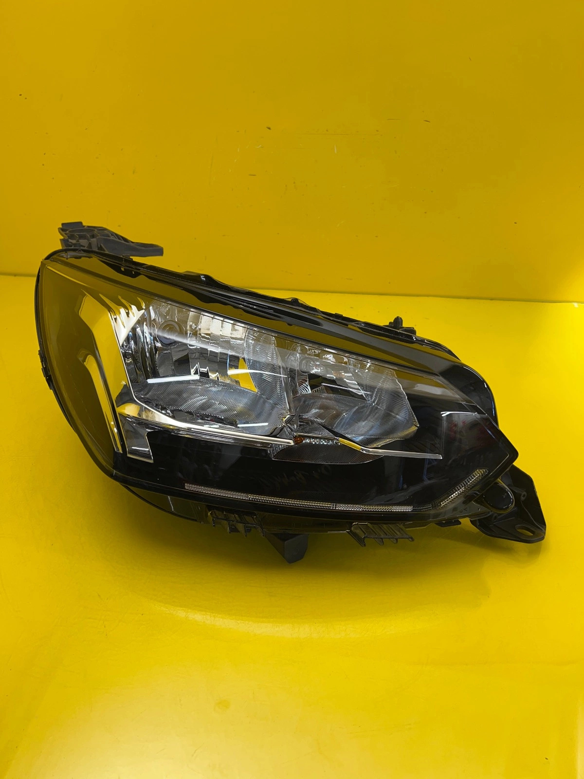 Phare droit Peugeot 208 II 19-22 Regular H7 73282040 9823193880 Autolamps Phare droit Peugeot 208 II 19-22 Regular H7 73282040 9823193880