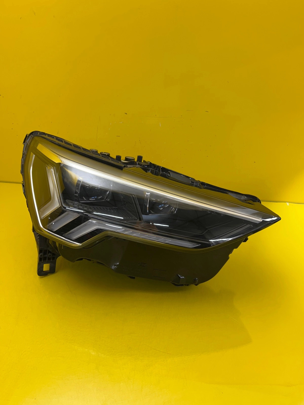 Phare droit Audi Q3 83A Full Led Matrix 83A941036C Autolamps Phare droit Audi Q3 83A Full Led Matrix 83A941036C