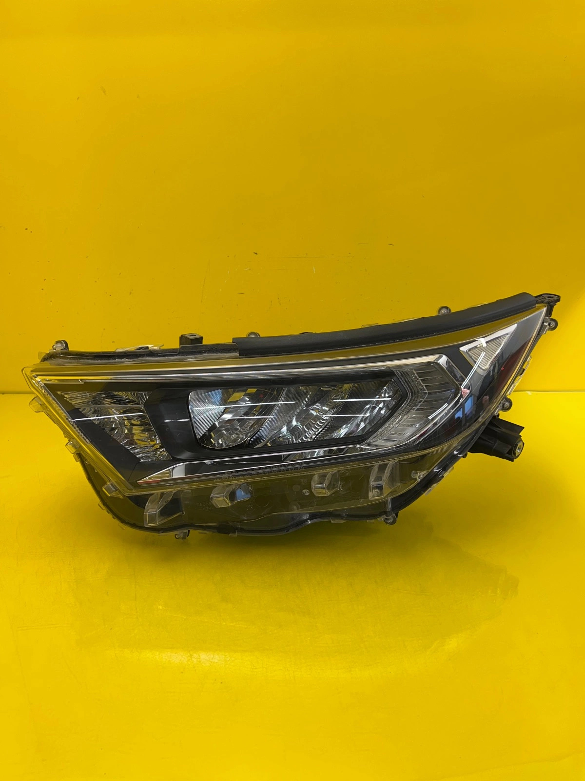 Phare avant gauche Toyota Rav4 V Full Led Autolamps Phare avant gauche Toyota Rav4 V Full Led