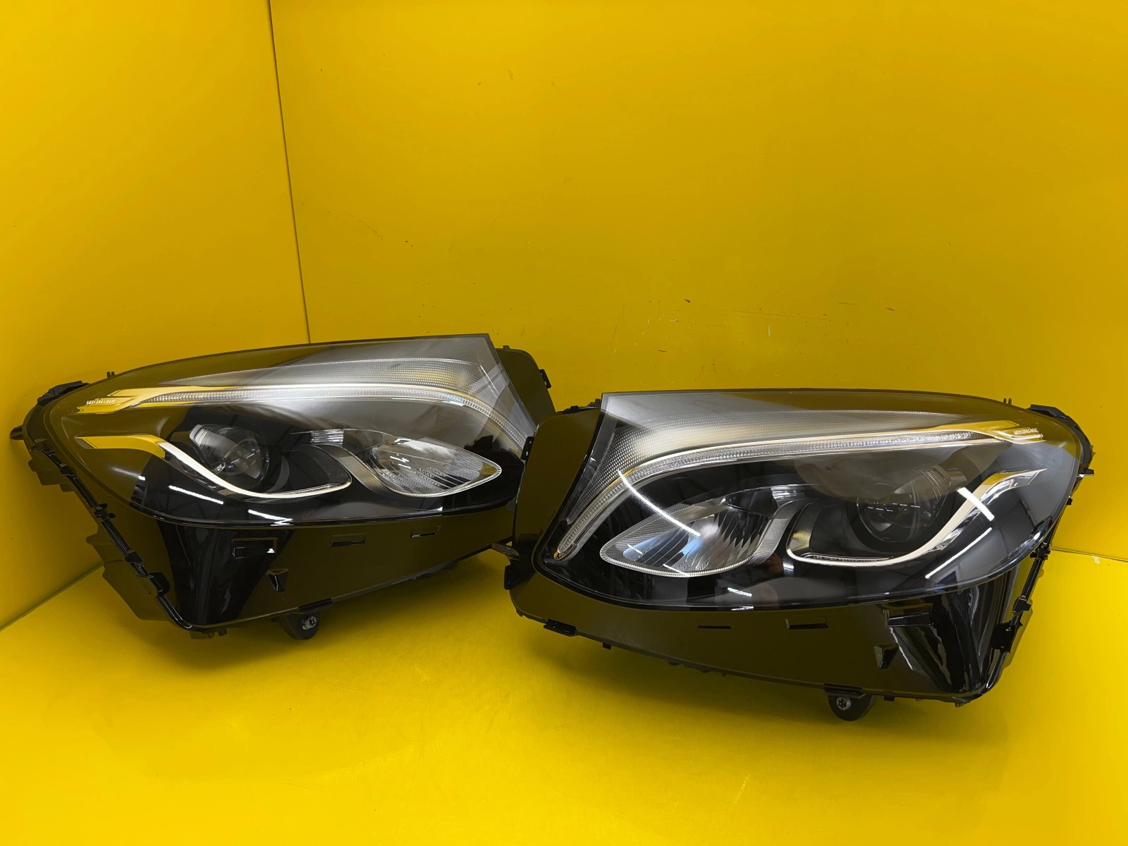 Phare gauche droit Mercedes GLC W253 Full Led 16-20 A2539060901 A2539061001 Autolamps Phare gauche droit Mercedes GLC W253 Full Led 16-20 A2539060901 A2539061001