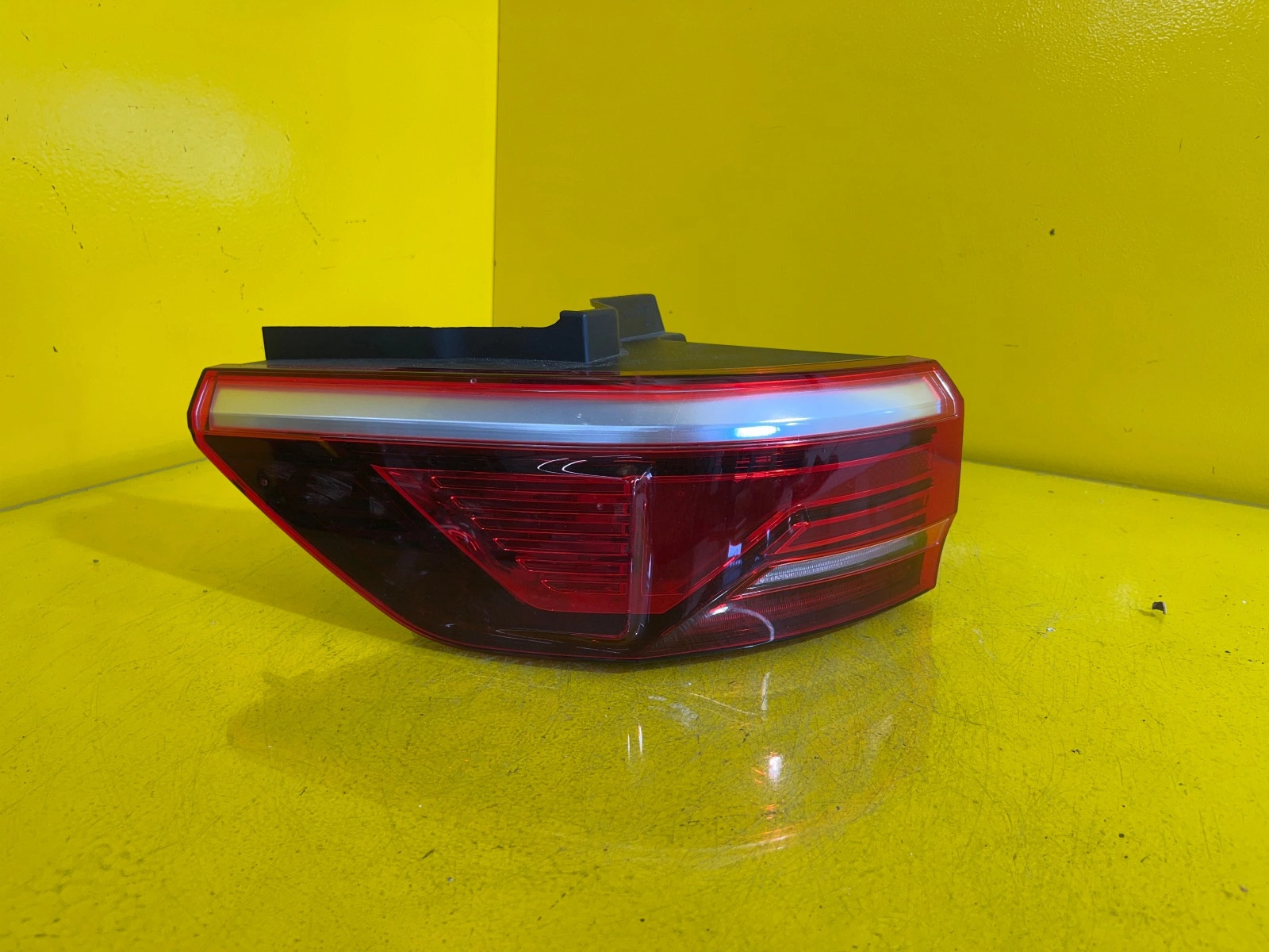 Feu arrière gauche VW T7 Led 2022- 7T0945095B Autolamps Feu arrière gauche VW T7 Led 2022- 7T0945095B