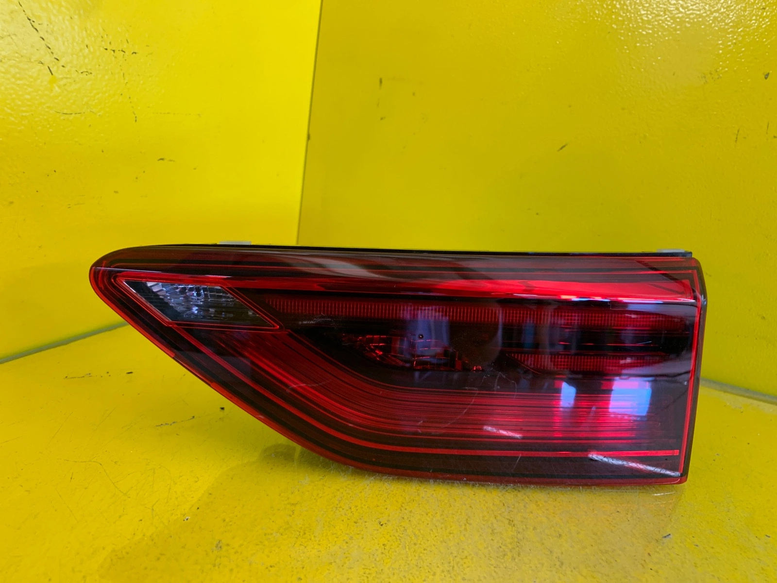 Feu arrière droit de volet de bagage VW Golf VIII 8 19- 5H0945094C Autolamps Feu arrière droit de volet de bagage VW Golf VIII 8 19- 5H0945094C