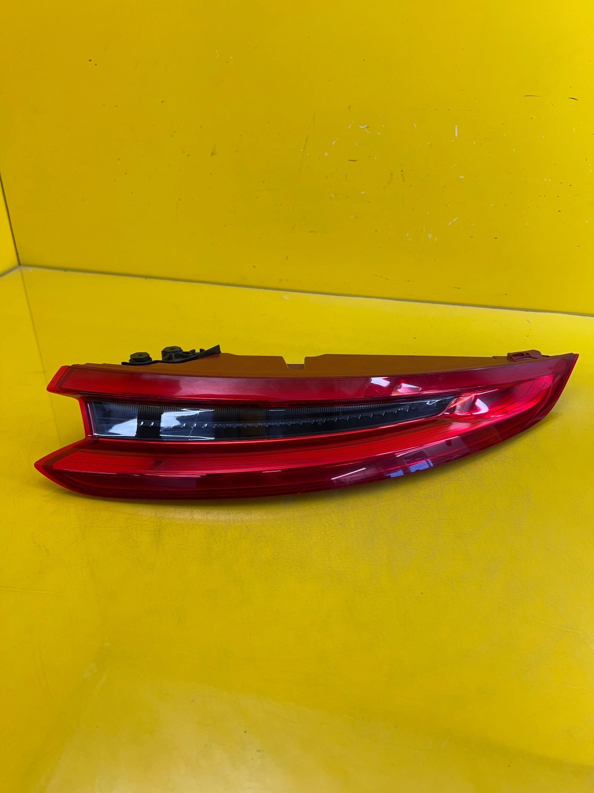 Feu arrière droit Porsche 911 991.2 Lift 99163116605 Autolamps Feu arrière droit Porsche 911 991.2 Lift 99163116605