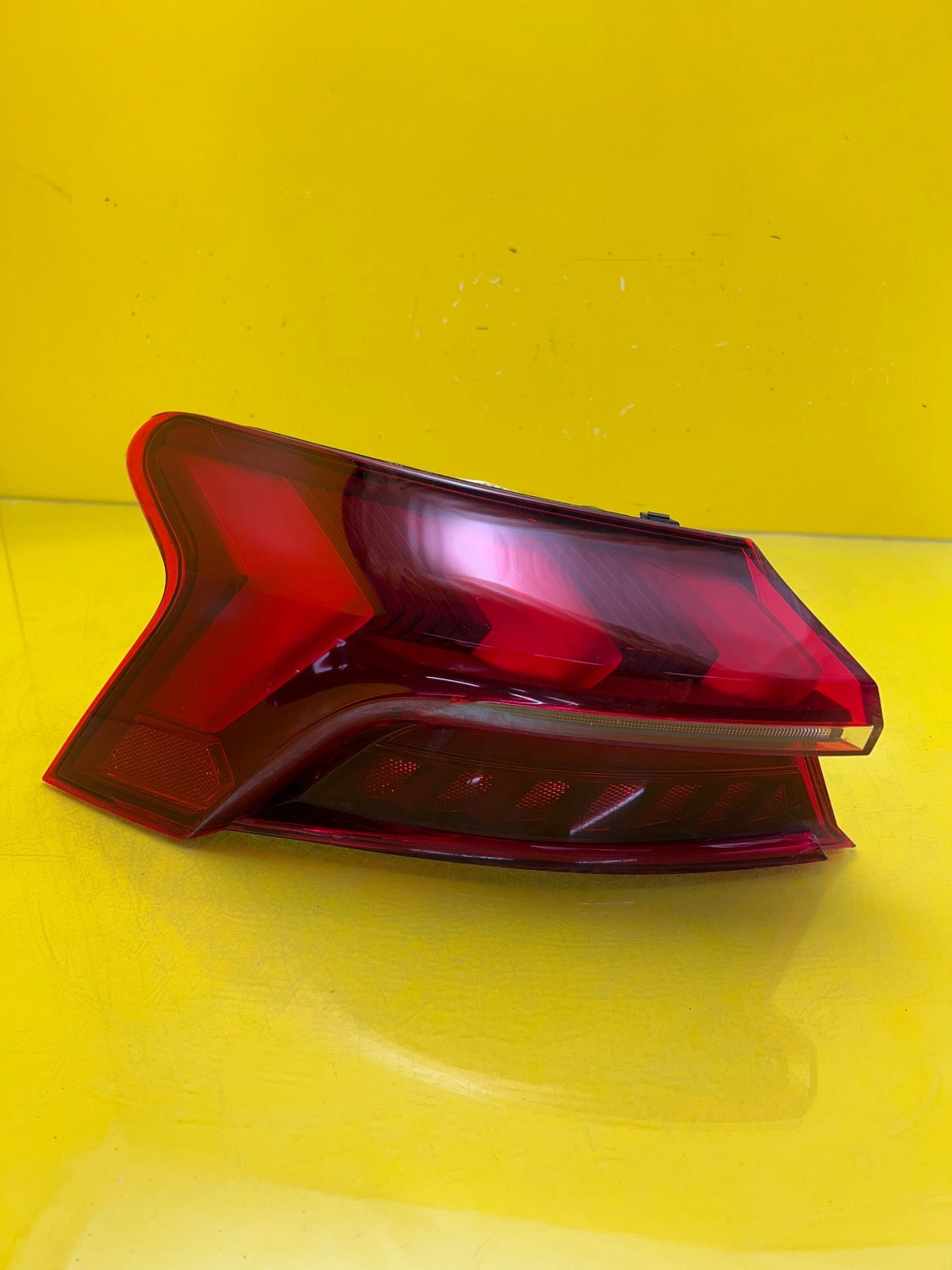 Audi E-tron GT Feu arrière gauche Led 4J3945091 Autolamps Audi E-tron GT Feu arrière gauche Led 4J3945091