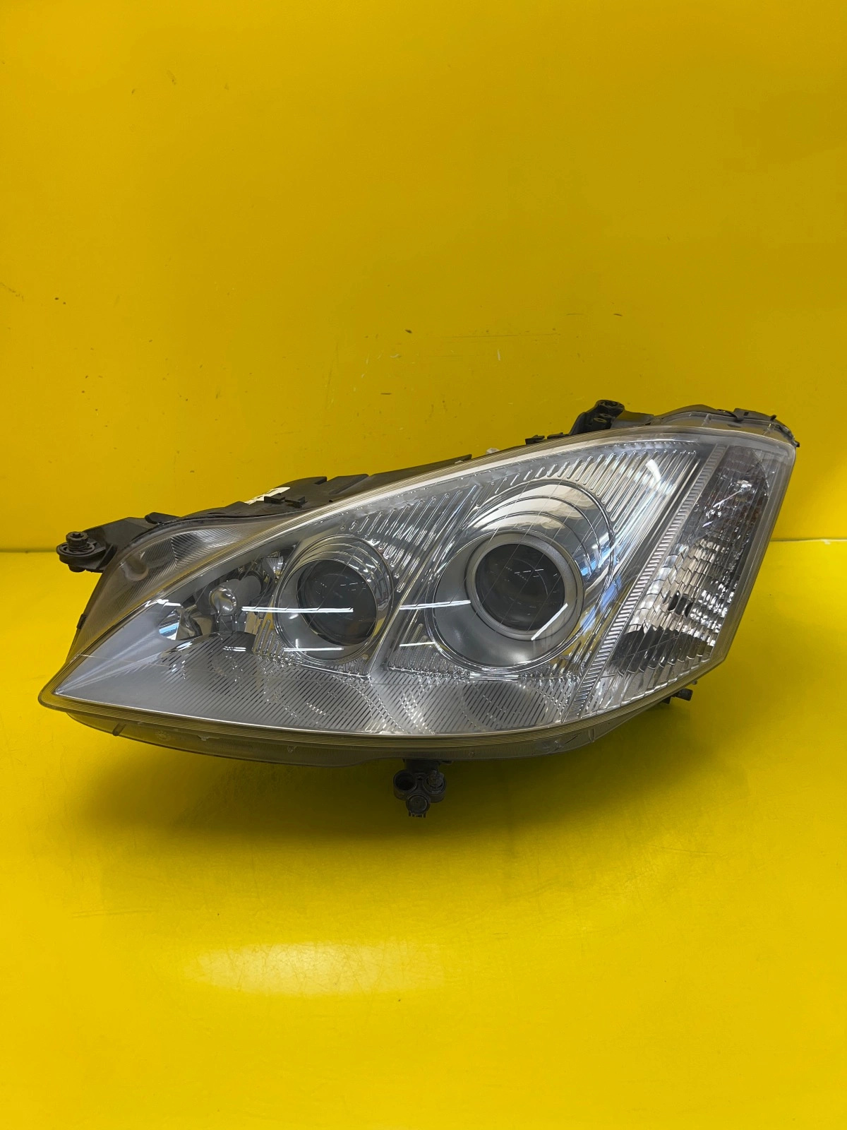 Phare gauche Mercedes Classe S W221 Bi-Xenon A2218202561 Autolamps Phare gauche Mercedes Classe S W221 Bi-Xenon A2218202561