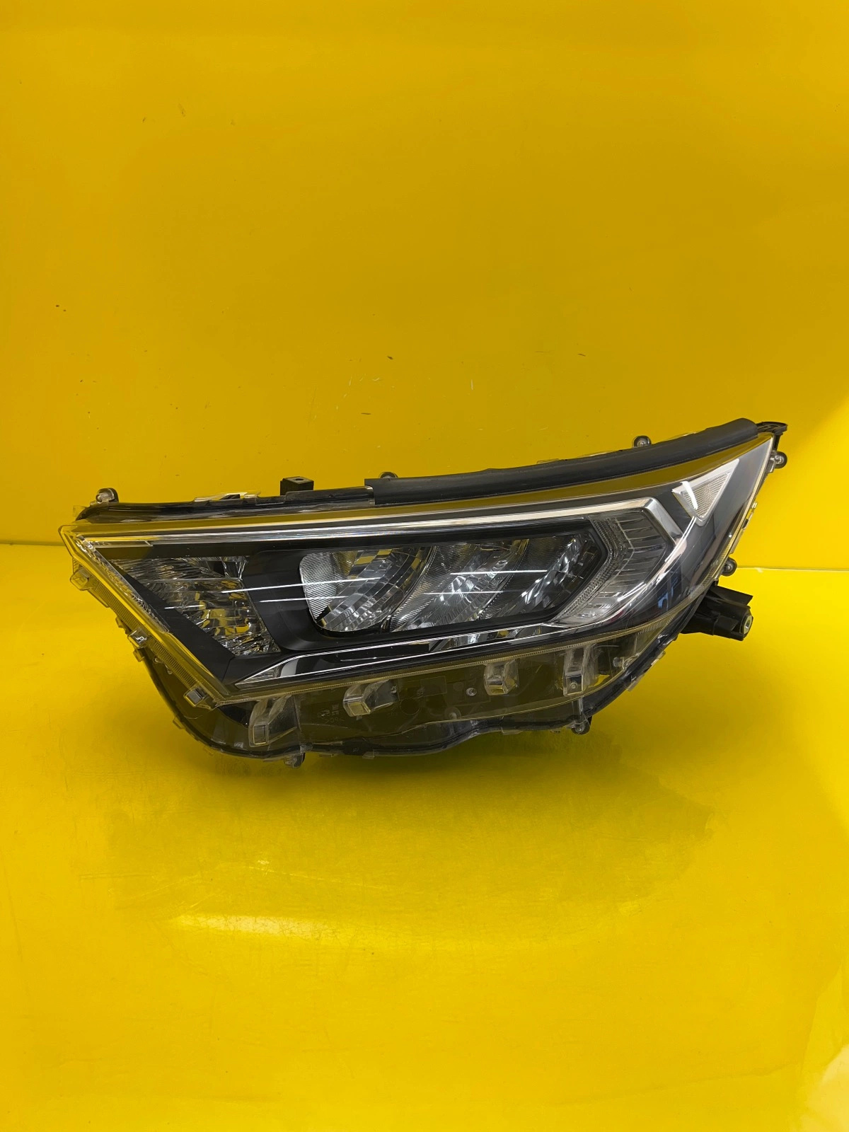 Phare avant gauche Toyota Rav4 V Full Led Autolamps Phare avant gauche Toyota Rav4 V Full Led