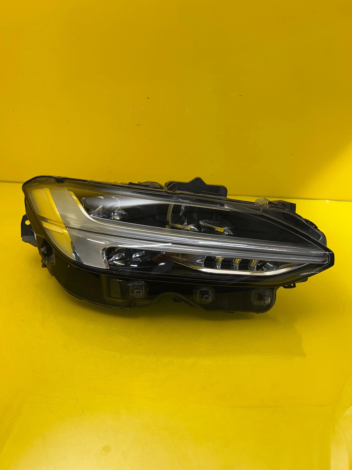 Phare droit Volvo SV90 S90 V90 Mid Led 32420452 Autolamps Phare droit Volvo SV90 S90 V90 Mid Led 32420452