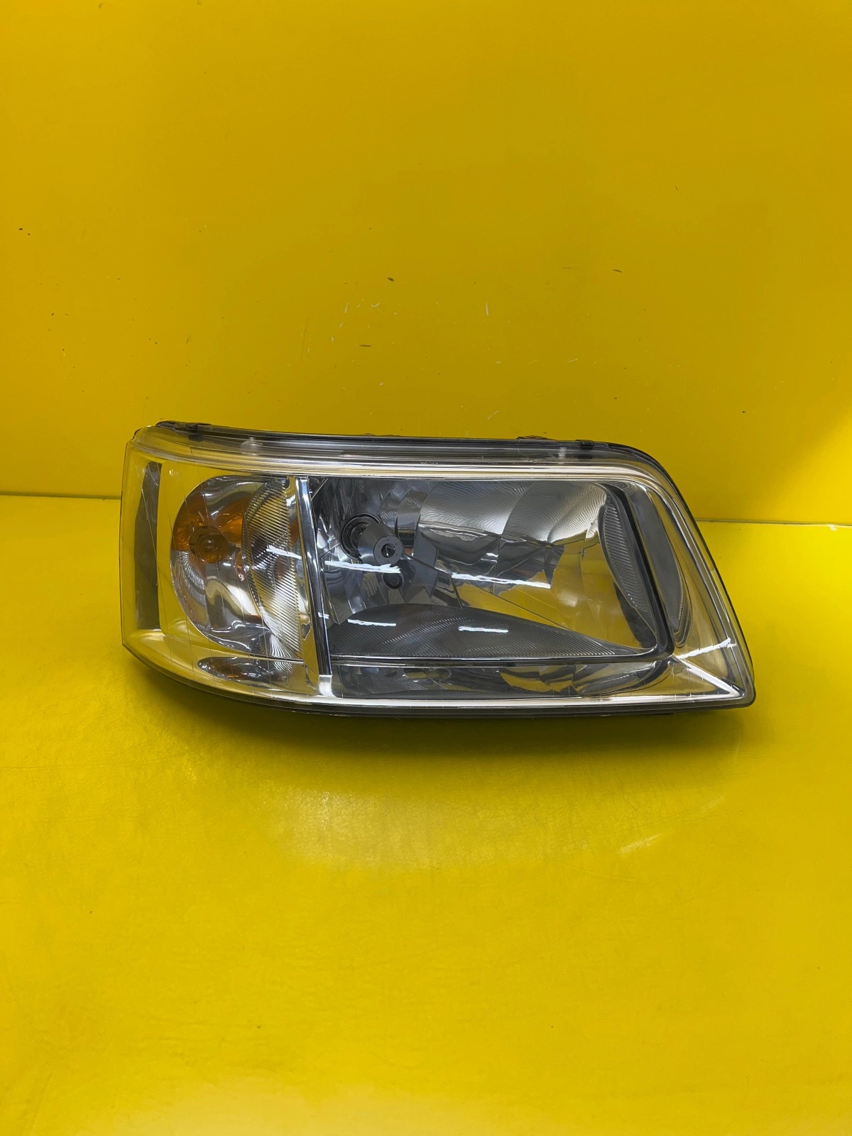 Phare avant droit Vw T5 7H1941016N Autolamps Phare avant droit Vw T5 7H1941016N