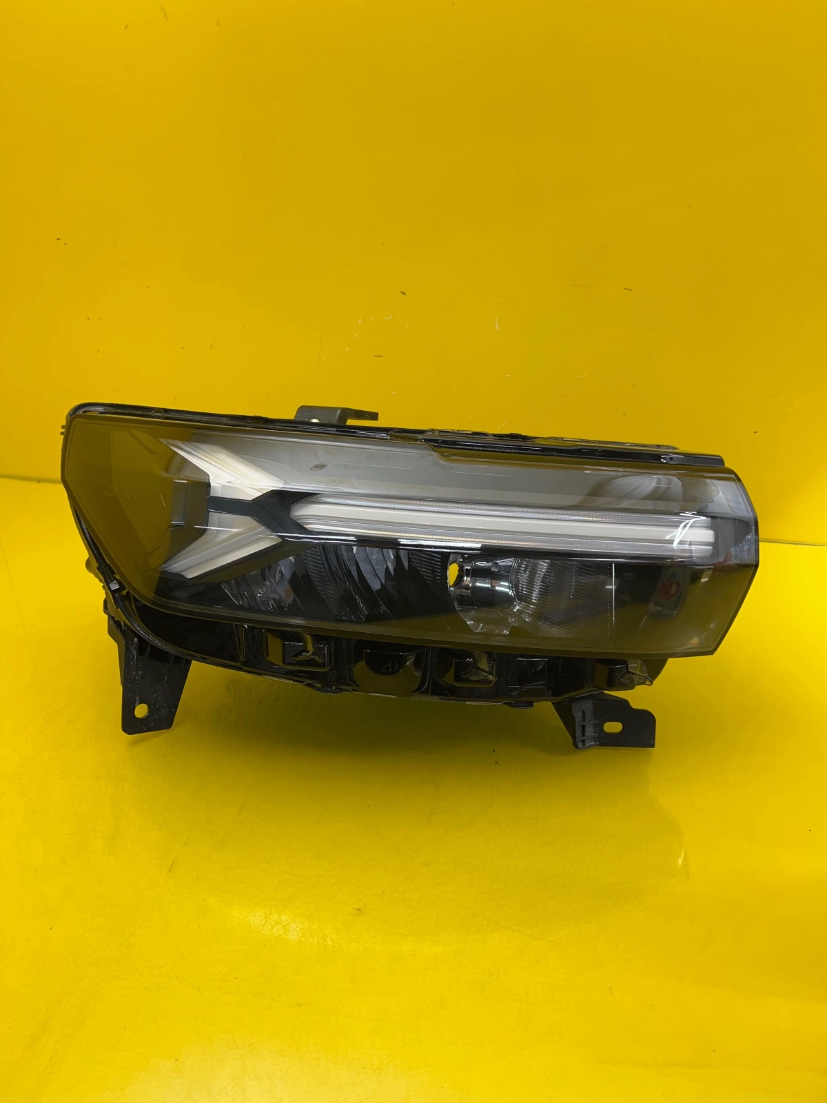 Phare avant droit Dacia Duster III Full Led 2024- 260107725R Autolamps Phare avant droit Dacia Duster III Full Led 2024- 260107725R