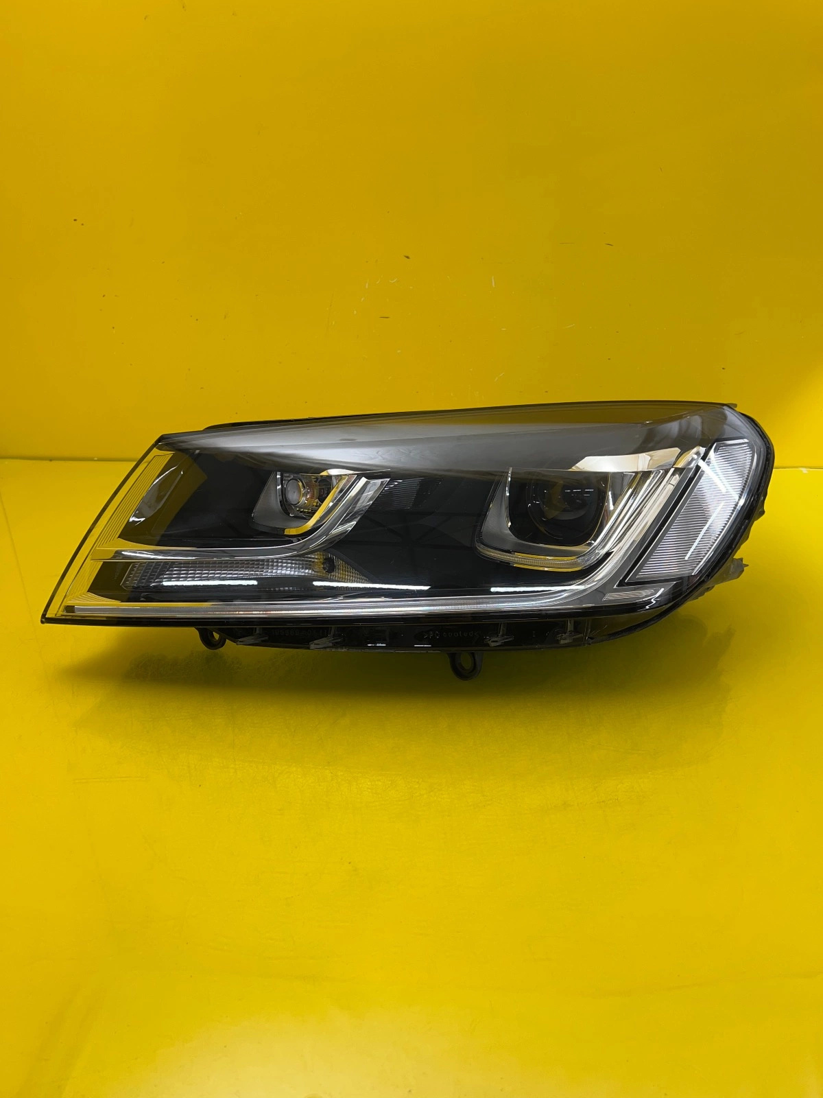 Phare gauche VW Touareg II Lift 15- Xenon 7P1941033A Autolamps Phare gauche VW Touareg II Lift 15- Xenon 7P1941033A