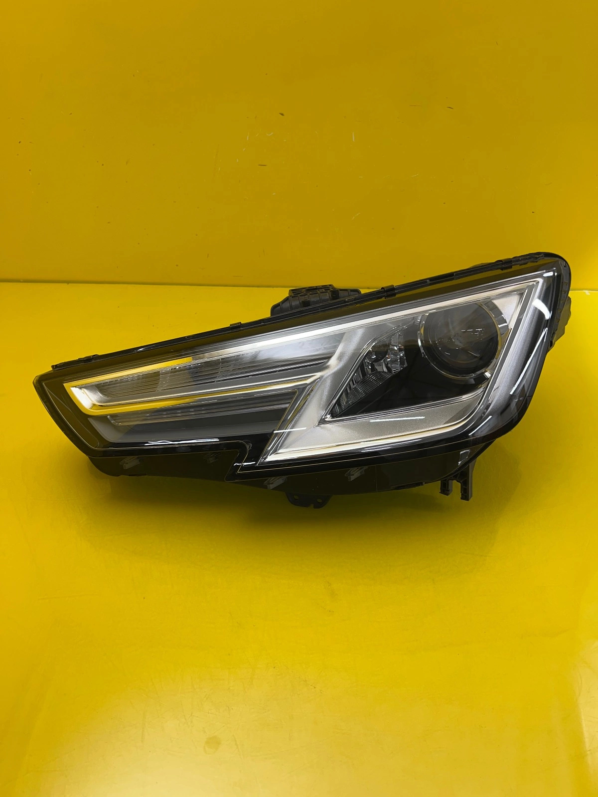 Phare gauche Audi A4 B9 8W 15- Xenon Led 8W0941005 Autolamps Phare gauche Audi A4 B9 8W 15- Xenon Led 8W0941005