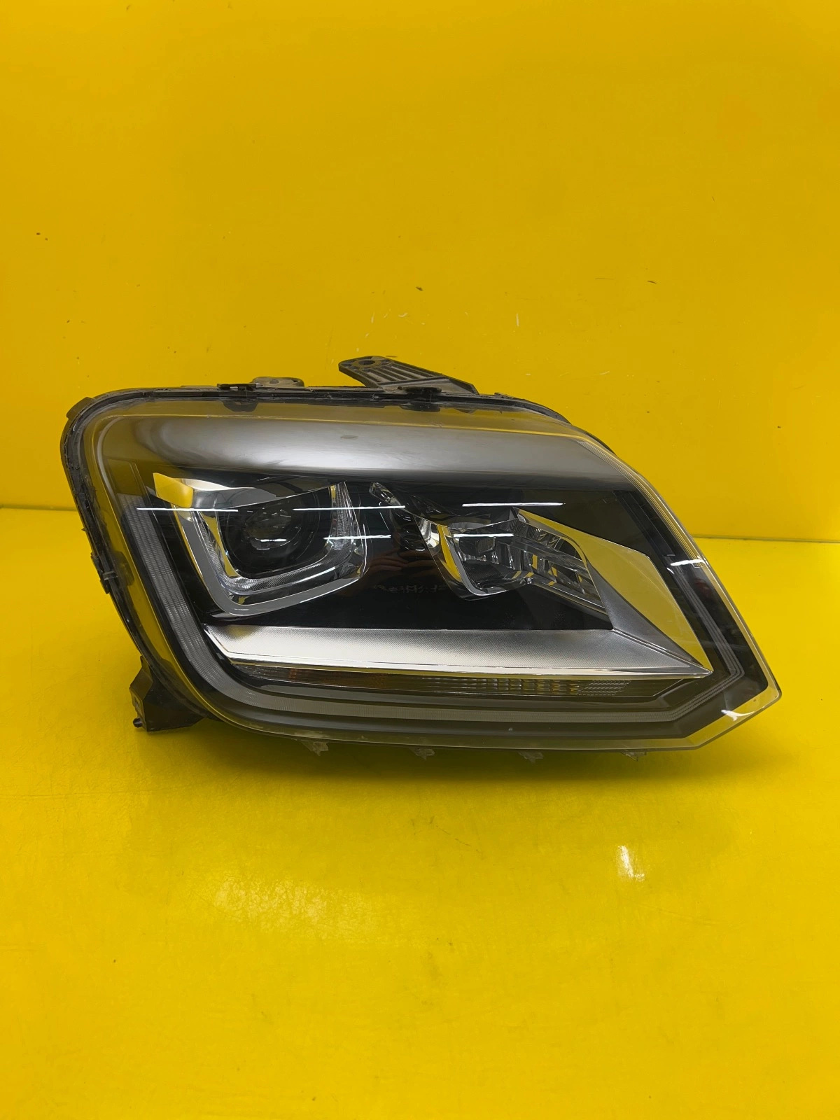 Phare droit VW Amarok 2H3 Lift Bi-Xenon Led 2H3941032B Autolamps Phare droit VW Amarok 2H3 Lift Bi-Xenon Led 2H3941032B