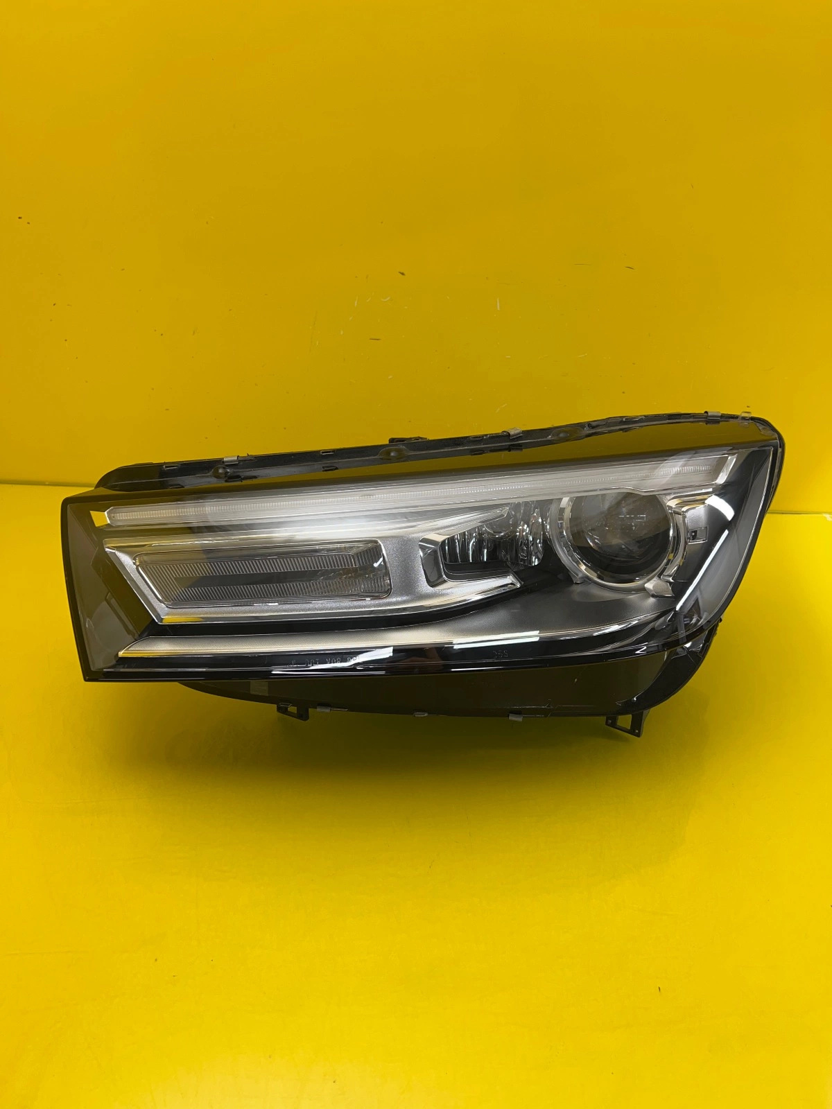 Phare gauche Audi Q5 80A 16+Bi Xenon 80A941005 USA Autolamps Phare gauche Audi Q5 80A 16+Bi Xenon 80A941005 USA