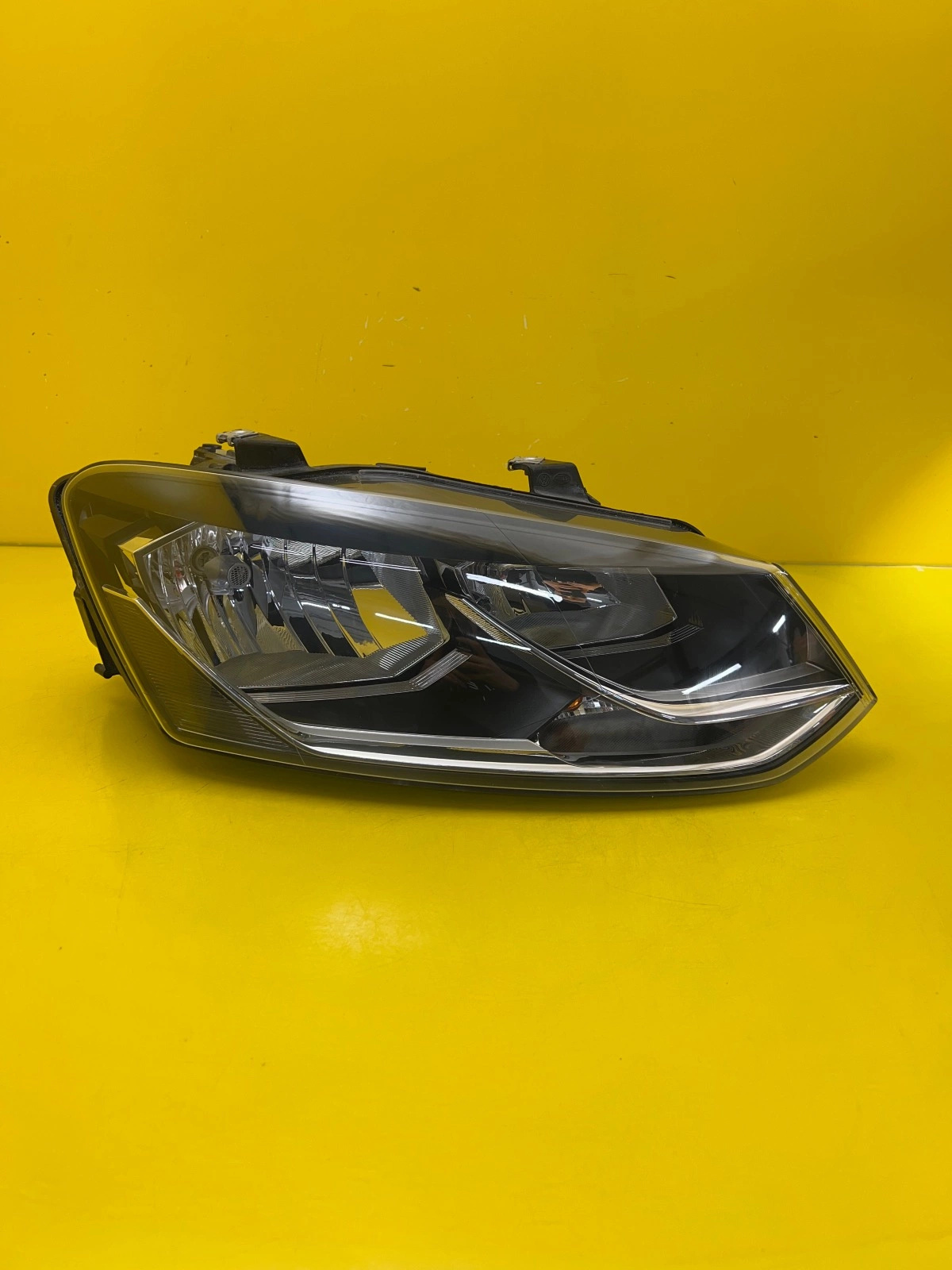 Phare gauche VW Polo V Lift 6C1 15-18 6C1941006B Autolamps Phare gauche VW Polo V Lift 6C1 15-18 6C1941006B