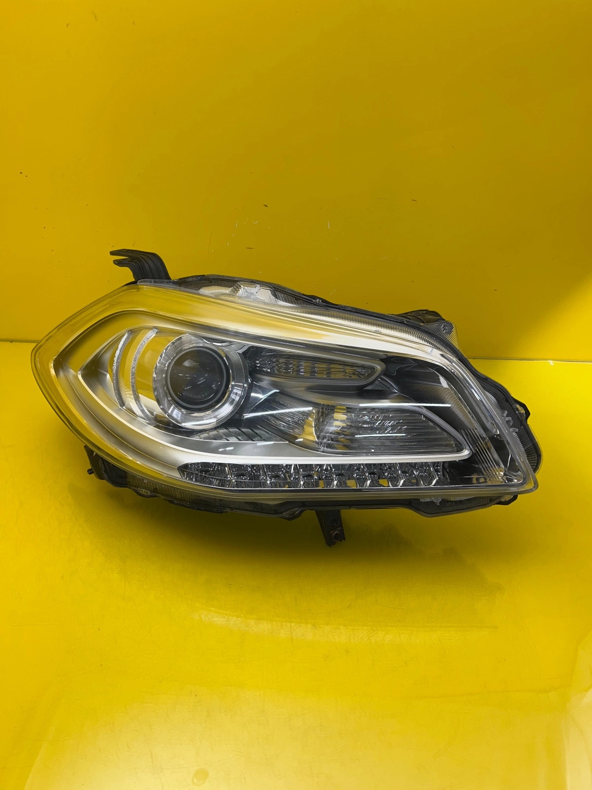 Phare Avant Droit Suzuki SX4 S-Cross Xenon Led 100-17735 13-16 Autolamps Phare Avant Droit Suzuki SX4 S-Cross Xenon Led 100-17735 13-16