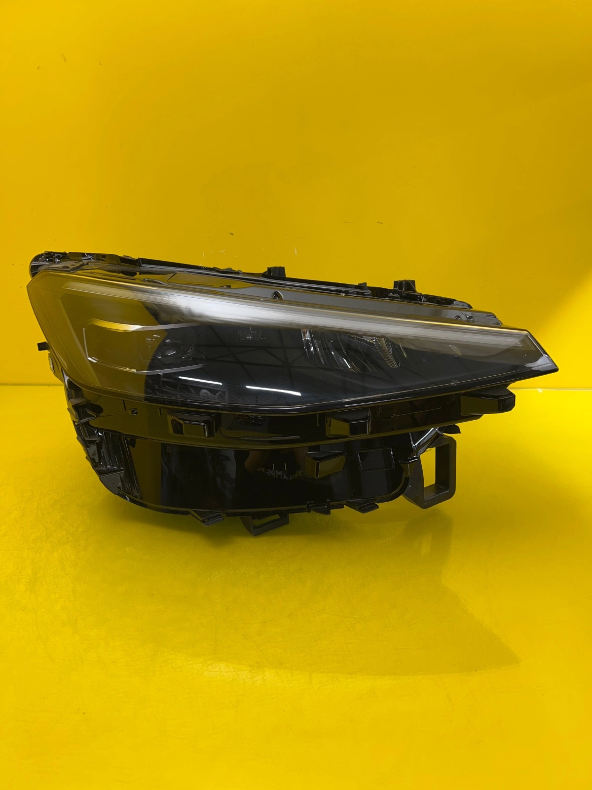 Phare avant droit VW T-Roc 2025- Led 2GV941036 Lentille noire Autolamps Phare avant droit VW T-Roc 2025- Led 2GV941036 Lentille noire