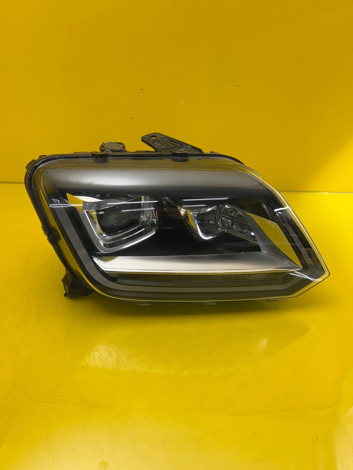 Phare droit VW Amarok 2H3 Lift Bi-Xenon Led 2H3941032B Autolamps Phare droit VW Amarok 2H3 Lift Bi-Xenon Led 2H3941032B