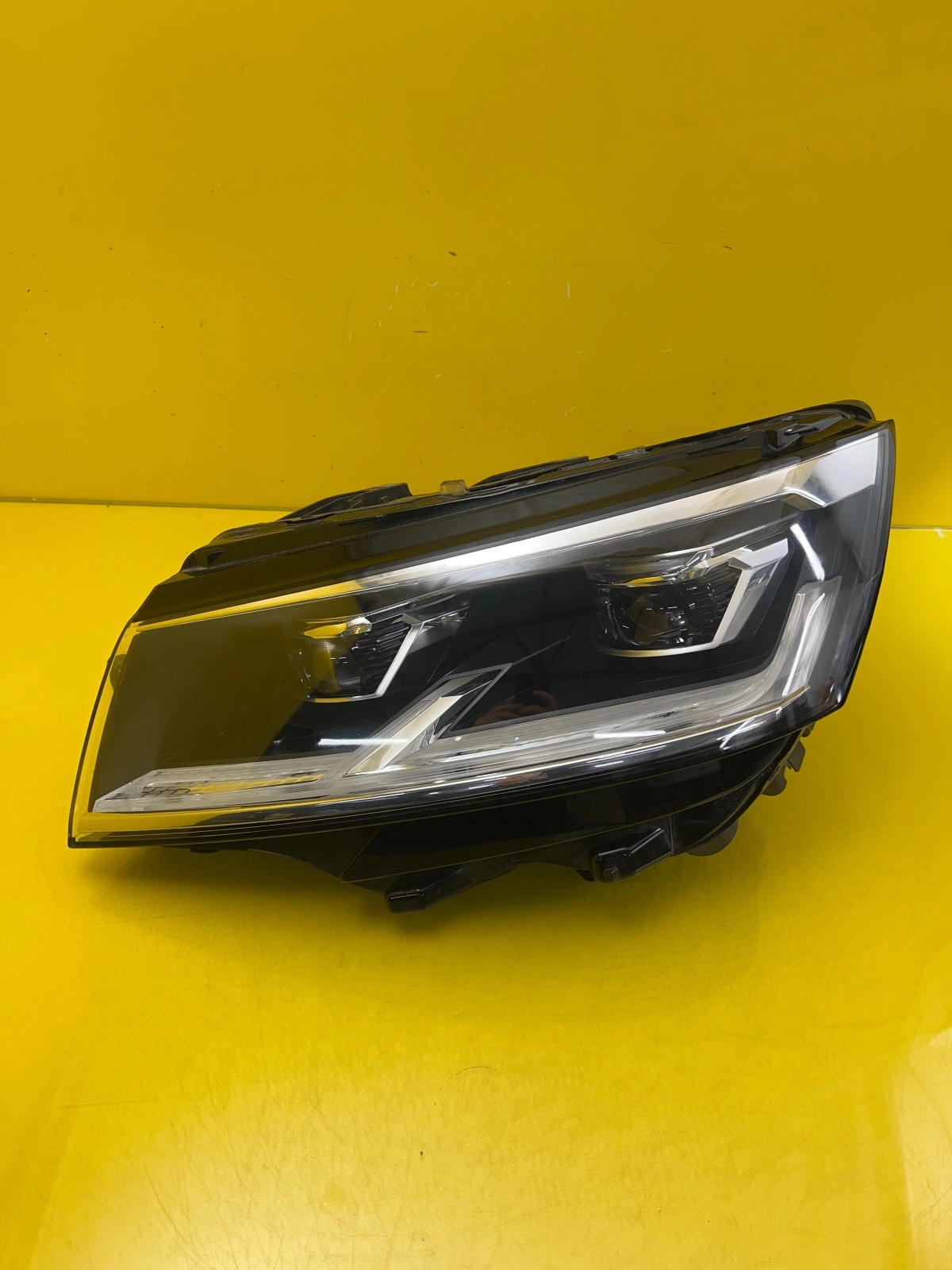 Phare avant gauche VW Transporter T6 Lift 19- 7L1941035E Autolamps Phare avant gauche VW Transporter T6 Lift 19- 7L1941035E