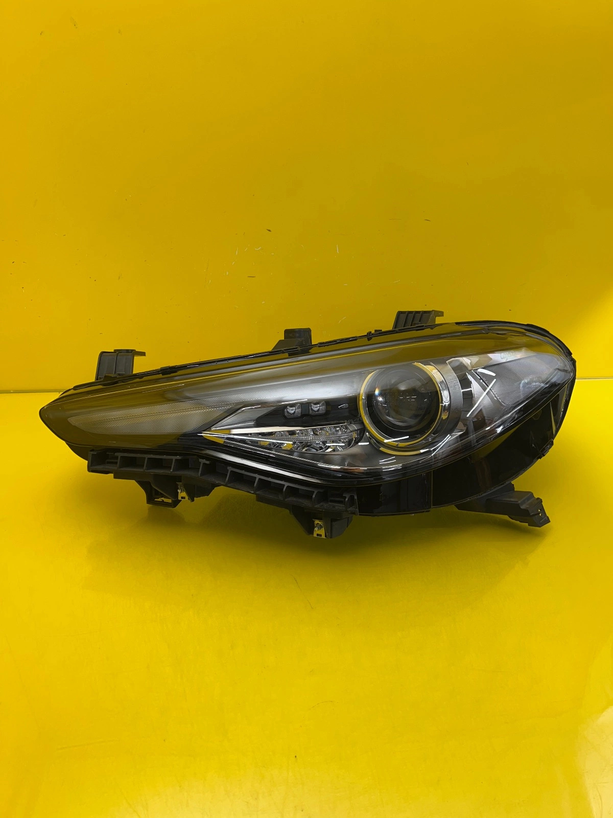 Phare gauche Alfa Romeo Giulia Xenon Torsion 50547582 Autolamps Phare gauche Alfa Romeo Giulia Xenon Torsion 50547582