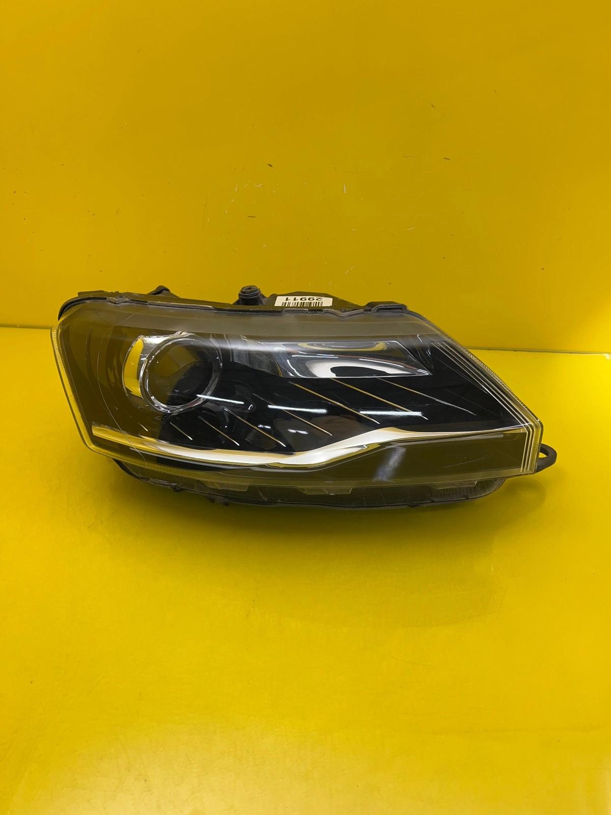 Phare droit Skoda Rapid Lift Bi-Xenon 5JB941016C Autolamps Phare droit Skoda Rapid Lift Bi-Xenon 5JB941016C