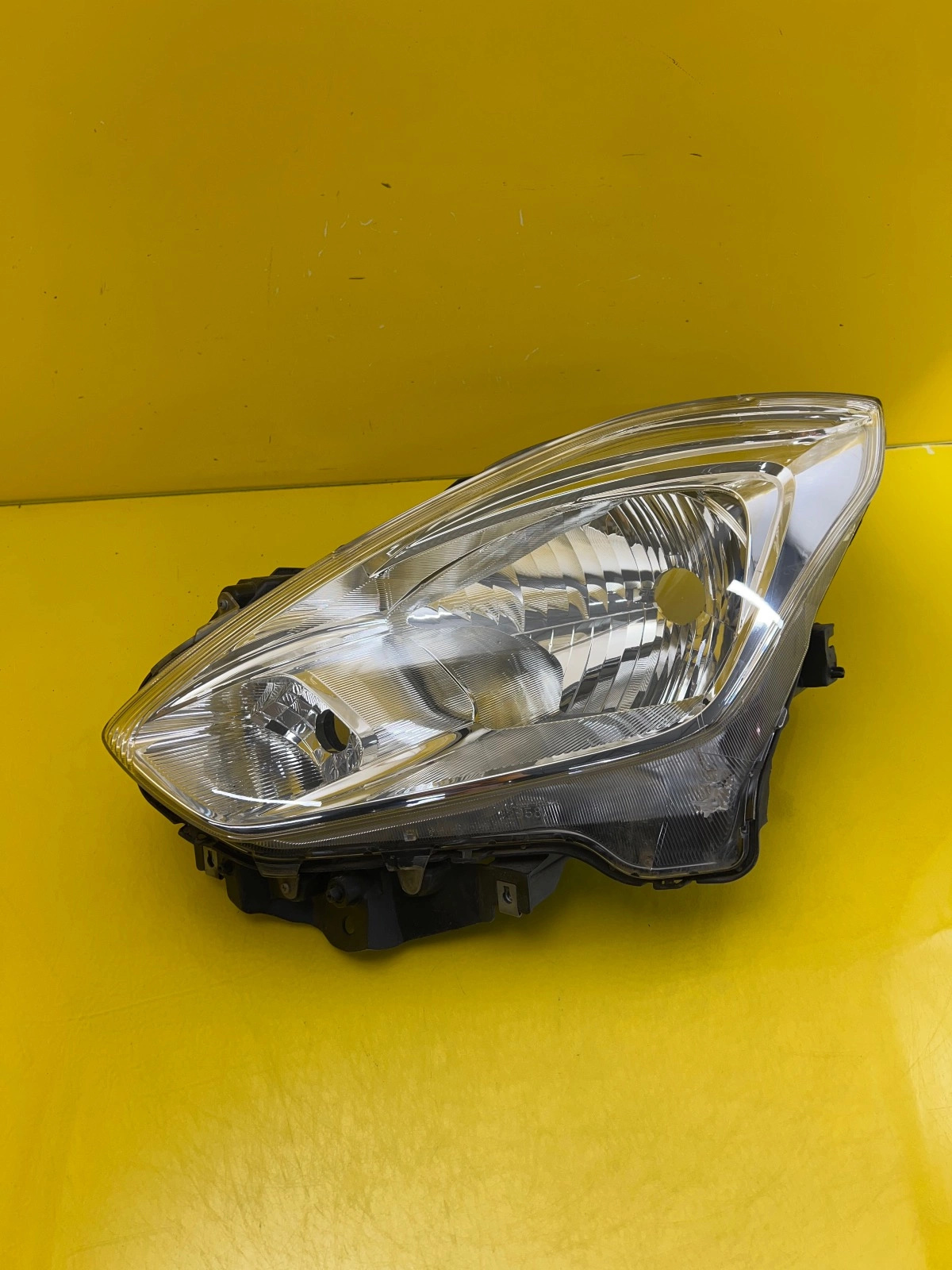 Phare avant gauche Suzuki Swift MK8 17-24 Autolamps Phare avant gauche Suzuki Swift MK8 17-24