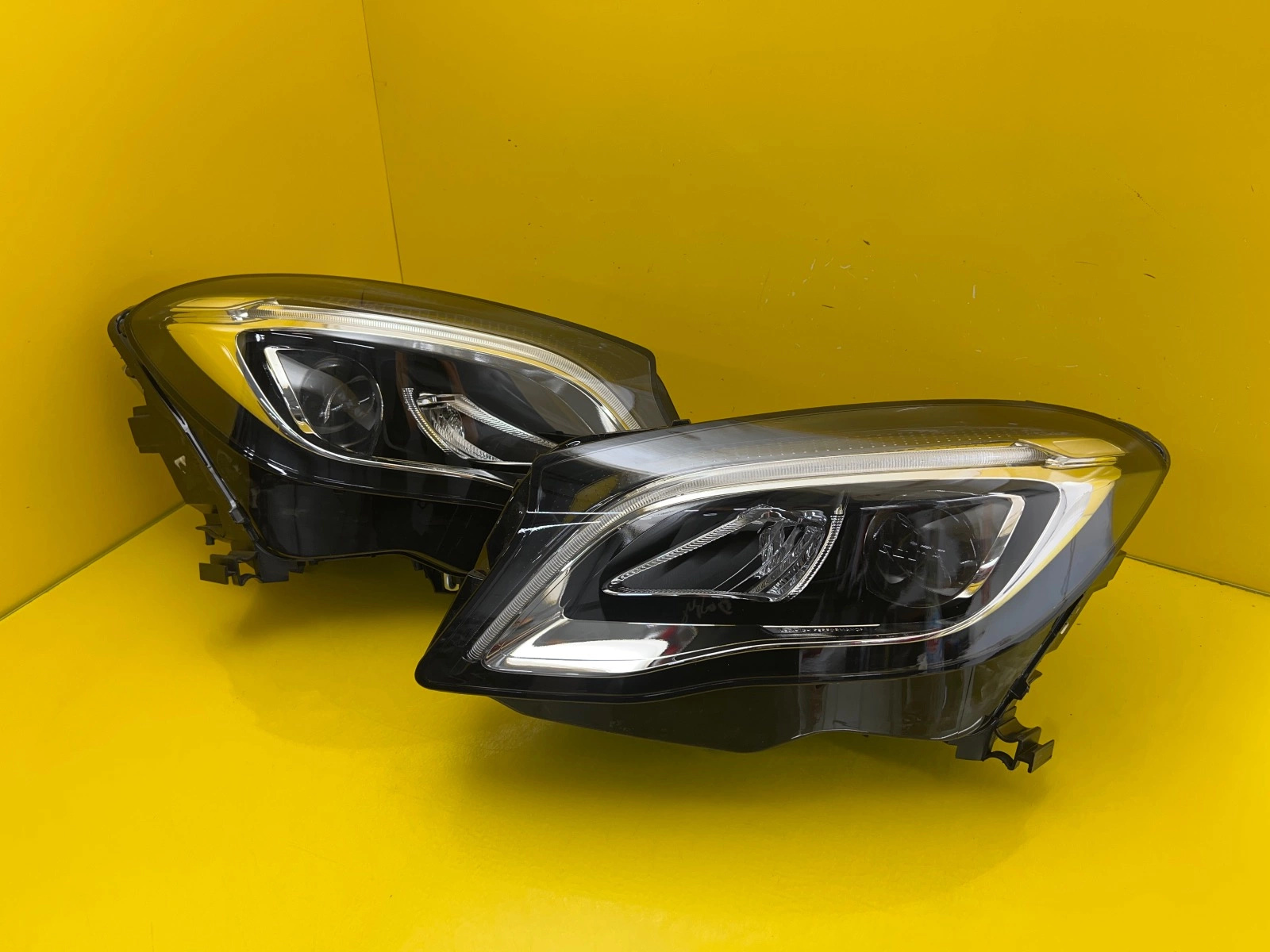 Phare gauche droit Mercedes GLA W156 Full Led A1569066900 A1569067000 Autolamps Phare gauche droit Mercedes GLA W156 Full Led A1569066900 A1569067000