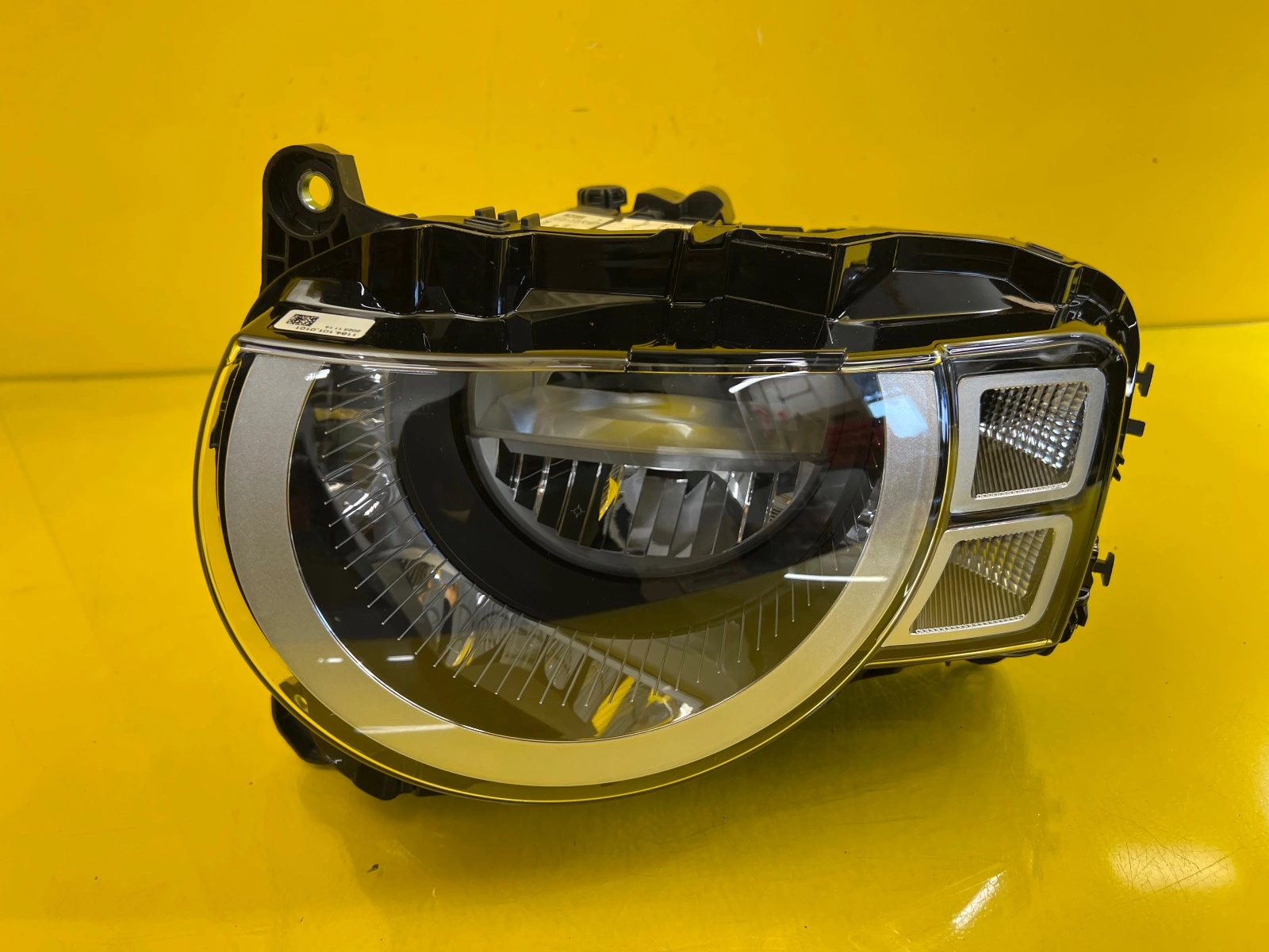 Phare avant gauche Land Rover Defender 2 LED 20- Autolamps Phare avant gauche Land Rover Defender 2 LED 20-