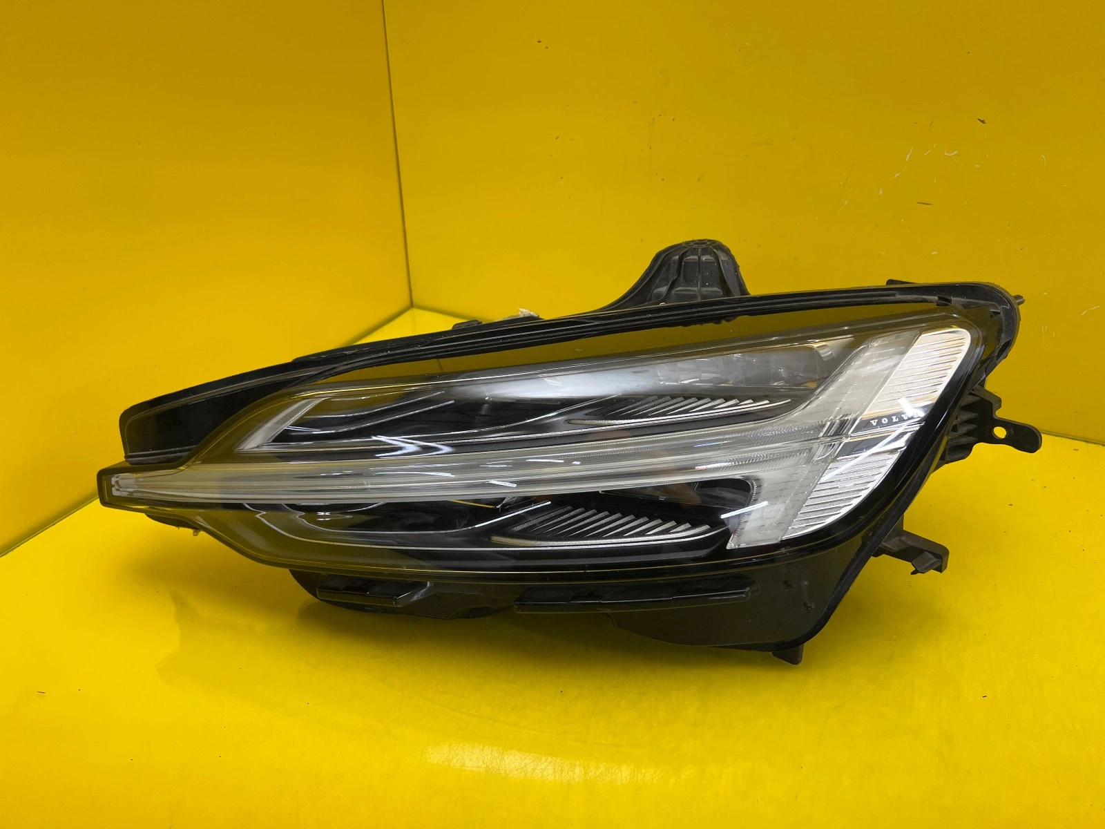 Phare gauche Volvo S60 V60 Mid Led 32228815 Autolamps Phare gauche Volvo S60 V60 Mid Led 32228815