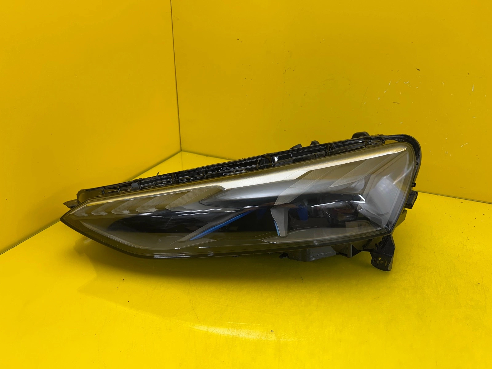 Phare gauche Audi E-Tron GT RS 4J3 Full Led Laser 4J3941085 Autolamps Phare gauche Audi E-Tron GT RS 4J3 Full Led Laser 4J3941085