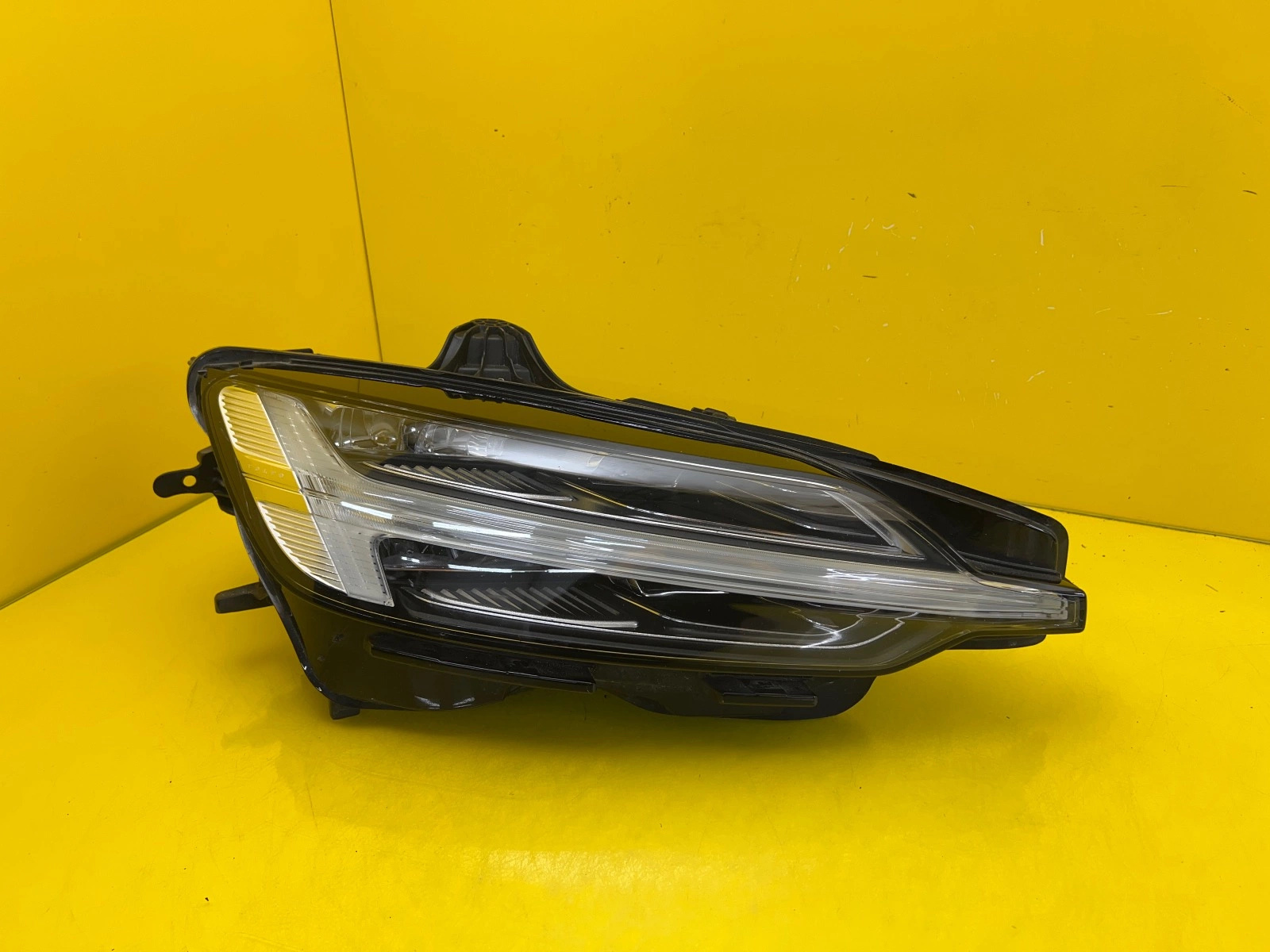 Phare droit Volvo S60 V60 Mid Led 32365342 Autolamps Phare droit Volvo S60 V60 Mid Led 32365342