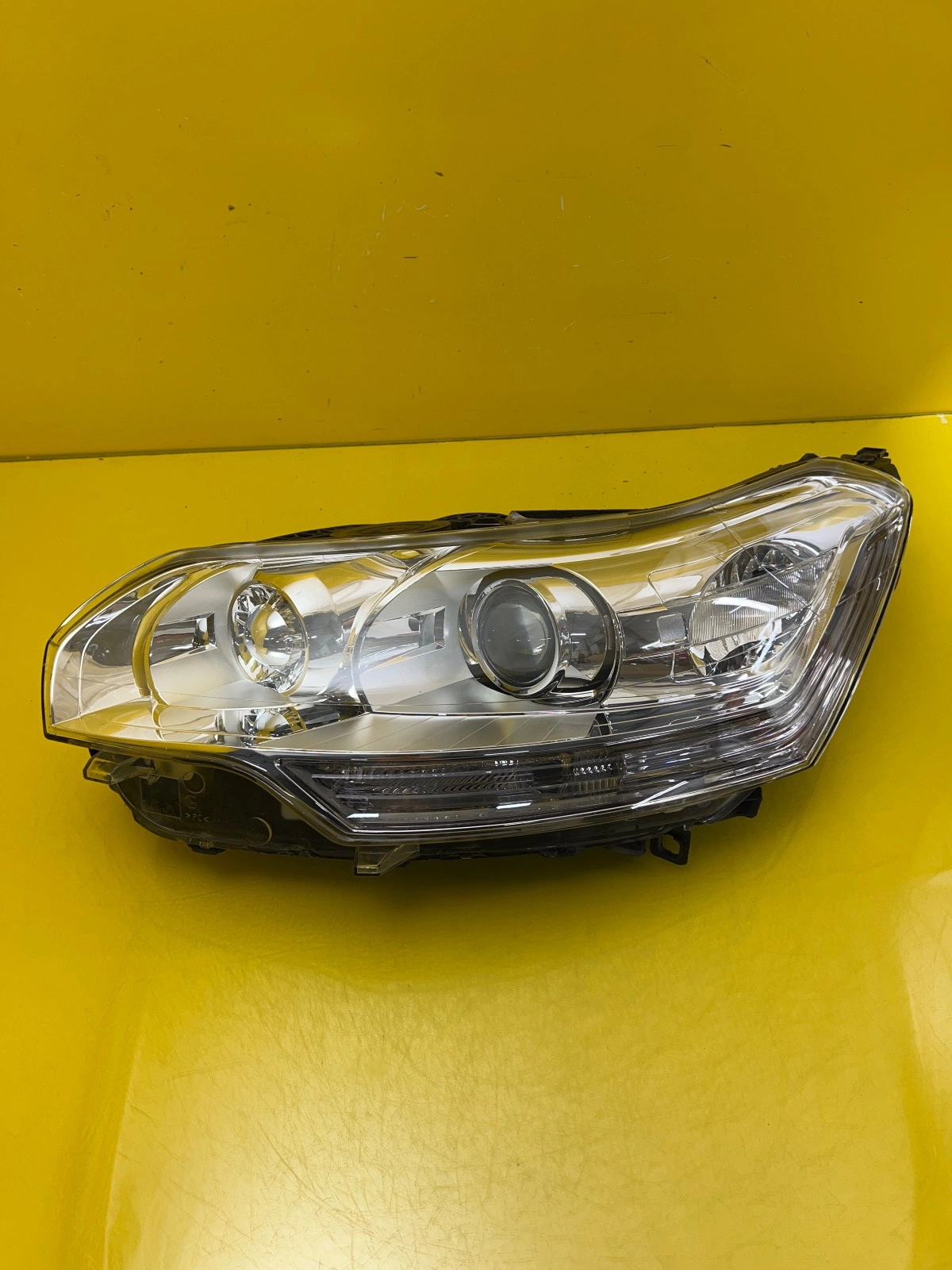 Phare gauche Citroen C5 III X7 08- Xenon 9689037880 Autolamps Phare gauche Citroen C5 III X7 08- Xenon 9689037880