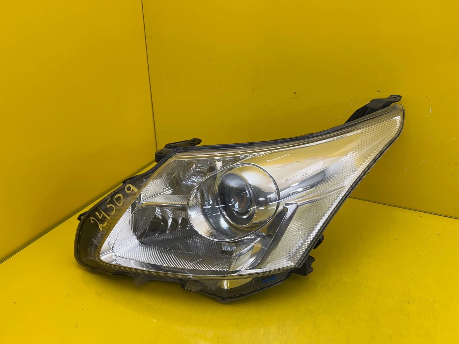 Phare gauche Toyota Avensis T27 Avant Lift Bi-Xenon 08-11 Autolamps Phare gauche Toyota Avensis T27 Avant Lift Bi-Xenon 08-11